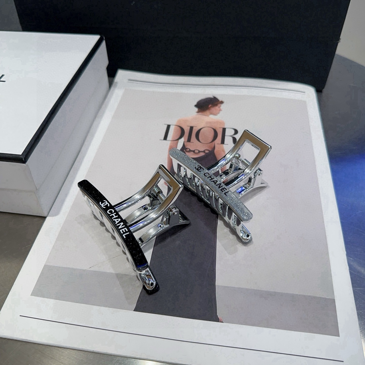 NO:854133,P comes with a packaging box. Chanel's latest popular small fragrance clip, full of celebrity style, a must-have for little fairies...hairpins, hairpins, chanel, chanel, hairpins19860909P 配包装盒 Chanel (香奈儿)最新款小香爆款抓夹,名媛范儿十足,小仙女必备…发夹,发夹,chanel,chanel,hairpins,accessory
