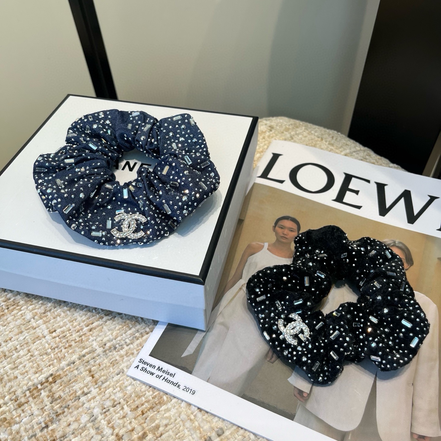 NO:853890,P Comes with a packaging box. Chanel's latest small sparkling hair band is simple, practical and fashionable!  A must-have for little fairies...hairpins, hair clips, chanel, chanel, hairpins19860909P 配包装盒 Chanel (香奈儿)最新小香闪闪发圈 简单实用,时尚潮流！小仙女必备…发夹,发夹,chanel,chanel,hairpins,accessory