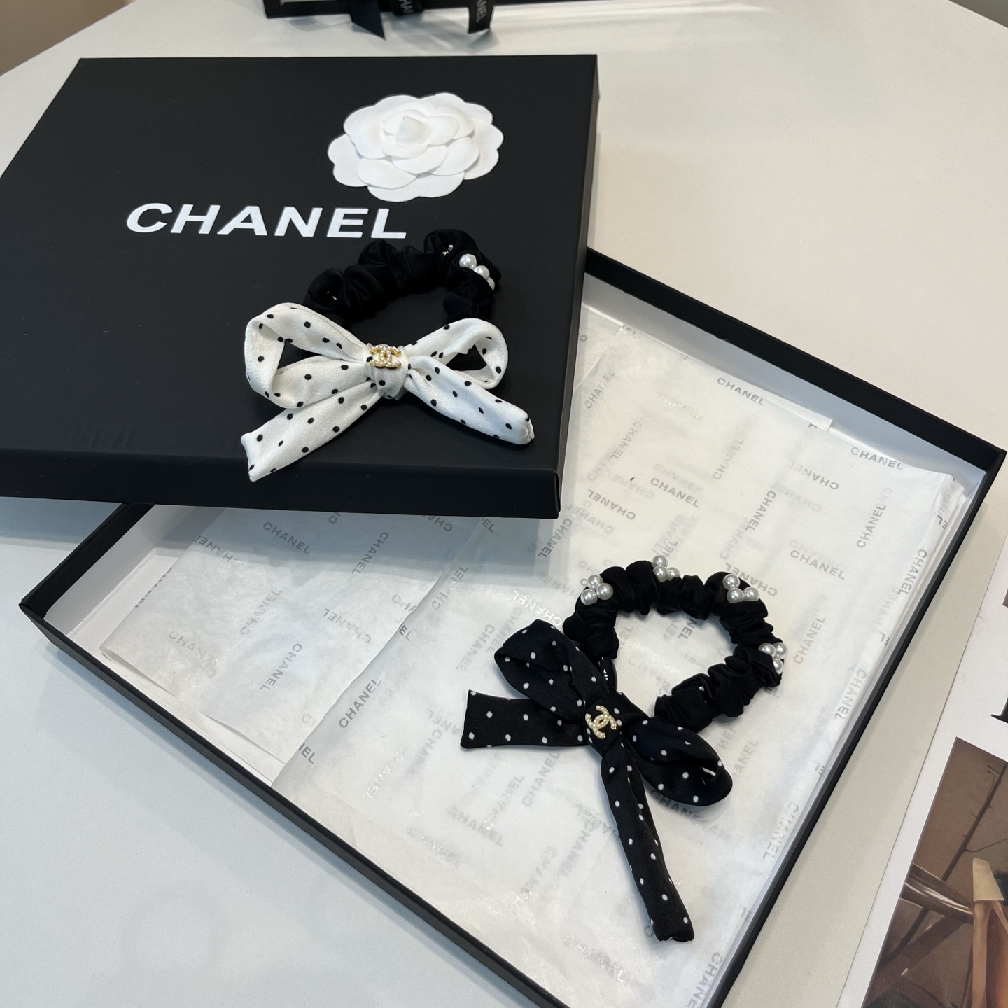 NO:853915,P Comes with a packaging box. Chanel’s latest small shampoo dot hair tie, super pretty!  Full of celebrity style, a must-have for little fairies...hairpins, hairpins, chanel, chanel, hairpins19860909P 配包装盒 Chanel (香奈儿)最新款小香波点发圈,超级好看！名媛范儿十足,小仙女必备…发夹,发夹,chanel,chanel,hairpins,accessory