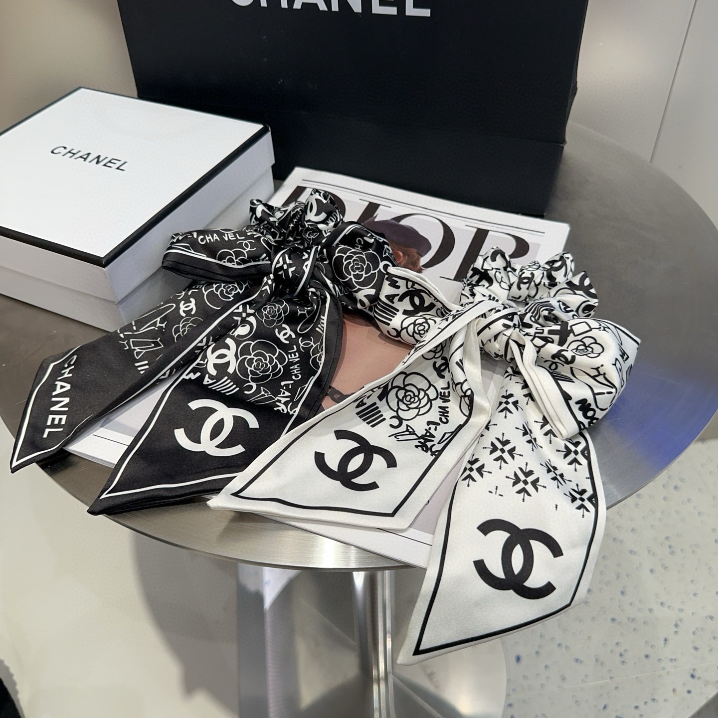 NO:853809,P Comes with packaging box Chanel (Chanel) latest small fragrance ribbon hair tie, full of celebrity style, a must-have hairpin for fashionistas, hairpins, chanel, chanel, hairpins19860909P 配包装盒 Chanel (香奈儿)最新款小香飘带发圈,名媛范儿十足,时尚潮人必备发夹,发夹,chanel,chanel,hairpins,accessory