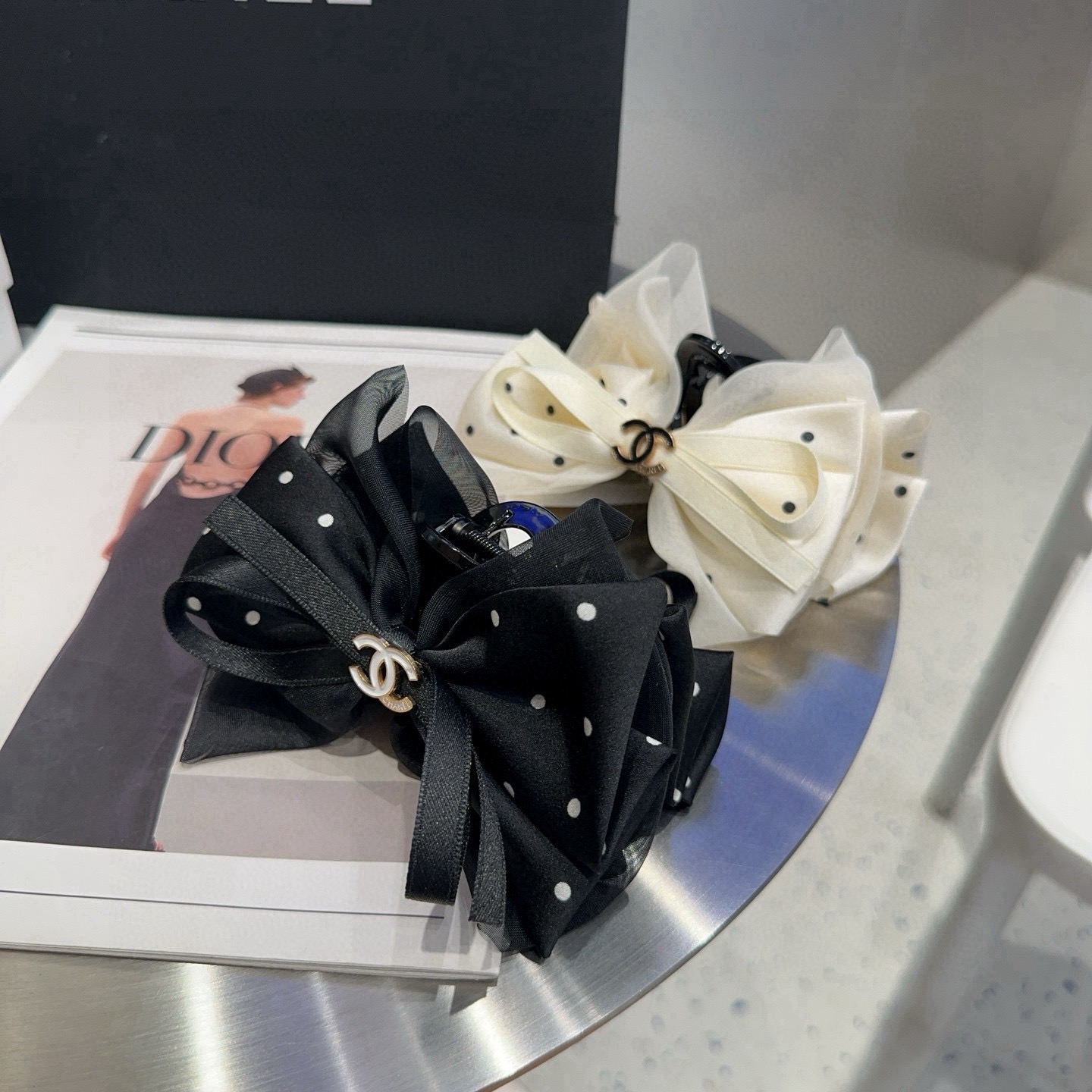 NO:854048,P Comes with a packaging box. Chanel’s latest small fragrance grabber, super pretty!  Full of celebrity style, a must-have for little fairies...hairpins, hairpins, chanel, chanel, hairpins19860909P 配包装盒 Chanel (香奈儿)最新款小香爆款抓夹,超级好看！名媛范儿十足,小仙女必备…发夹,发夹,chanel,chanel,hairpins,accessory