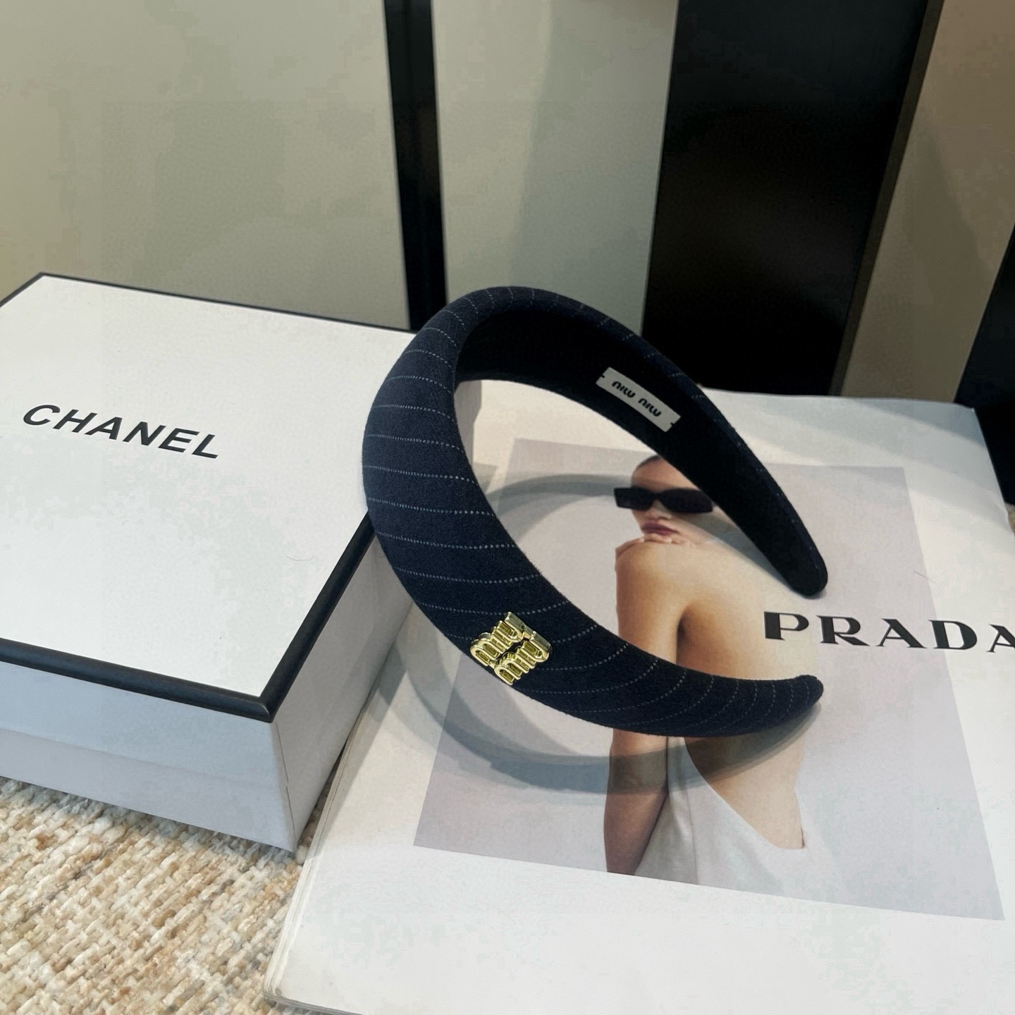 NO:853891,P Comes with packaging box miumiu's new headband. Simple, elegant, practical and versatile, worth buying!  hairpins,hairpins,miumiu,hairpins19860909P 配包装盒 miumiu新款发箍.简单优雅,实用百搭,值得入手！发夹,发夹,miumiu,hairpins,accessory