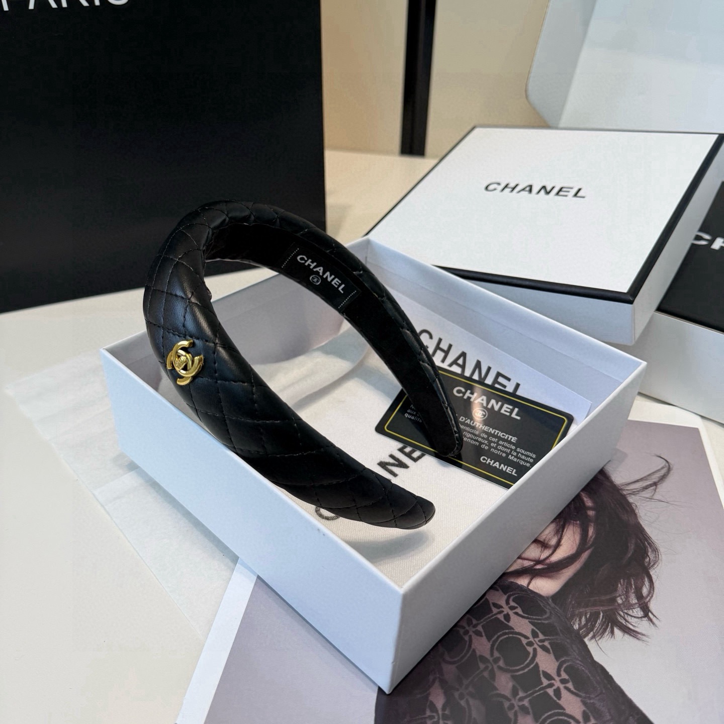 NO:853877,P Comes with a packaging box. Chanel’s latest mini-fragrant headband, super pretty!  Full of celebrity style, a must-have for little fairies...hairpins, hairpins, chanel, chanel, hairpins19860909P 配包装盒 Chanel (香奈儿)最新款小香爆款发箍,超级好看！名媛范儿十足,小仙女必备…发夹,发夹,chanel,chanel,hairpins,accessory
