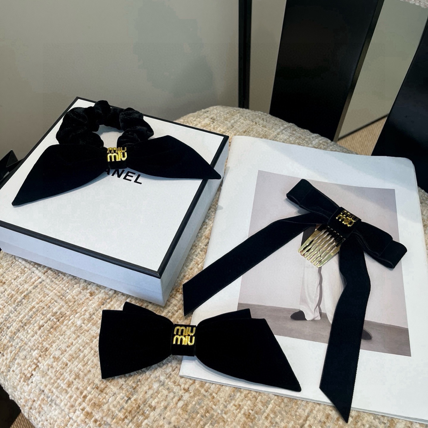 NO:853902,P Comes with packaging box miumiu's new letter hair tie, simple and elegant, practical and versatile, full of ladylike style!  Essential hairpins for little fairies, hairpins, miumiu, hairpins19860909P 配包装盒 miumiu新款字母发圈,简单优雅,实用百搭,名媛风范十足！小仙女必备发夹,发夹,miumiu,hairpins,accessory