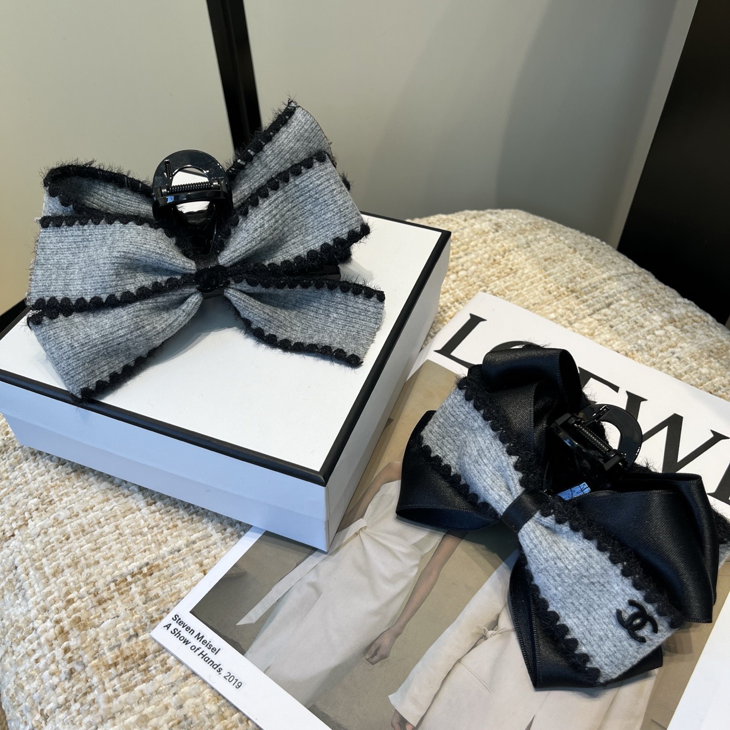 NO:854090,P Comes with a packaging box. Chanel’s latest small fragrance grabber, super pretty!  Full of celebrity style, a must-have for little fairies...hairpins, hairpins, chanel, chanel, hairpins19860909P 配包装盒 Chanel (香奈儿)最新款小香爆款抓夹,超级好看！名媛范儿十足,小仙女必备…发夹,发夹,chanel,chanel,hairpins,accessory