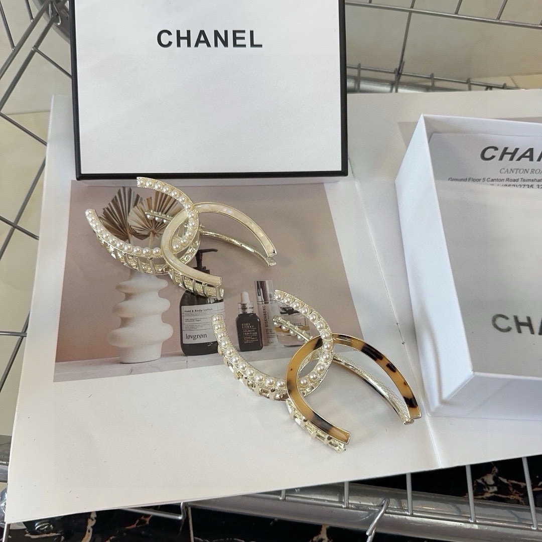 NO:920770,P Comes with a packaging box (single) Chanel's latest small fragrance, heavy handmade gripper, full of weight!  A must-have for an elegant young lady...hairpins, hair clips, chanel, chanel, hairpins19860909P 配包装盒（单个） Chanel (香奈儿)最新小香爆款,重手工抓夹,满满的重量感！优雅的小姐姐必备…发夹,发夹,chanel,chanel,hairpins,accessory