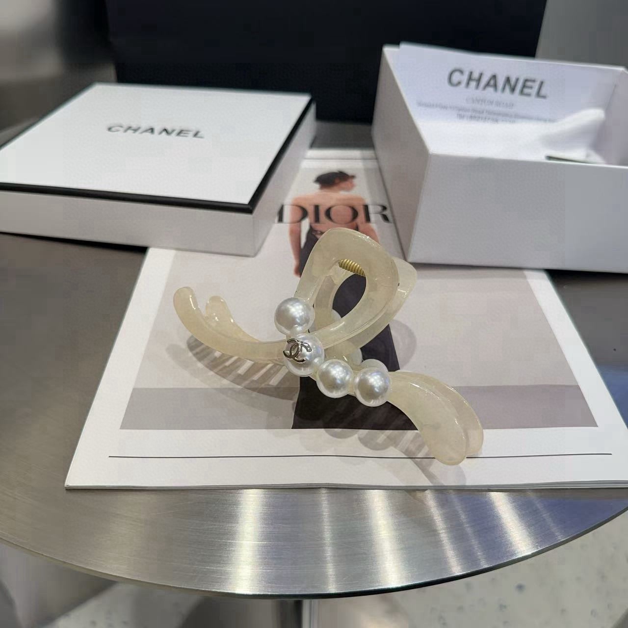 NO:920781,P Comes with packaging box Chanel's latest small fragrance gripper.  Super pretty!  Full of celebrity style, a must-have for little fairies...hairpins, hairpins, chanel, chanel, hairpins19860909P 配包装盒 Chanel (香奈儿)最新款小香抓夹．超级好看！名媛范儿十足,小仙女必备…发夹,发夹,chanel,chanel,hairpins,accessory