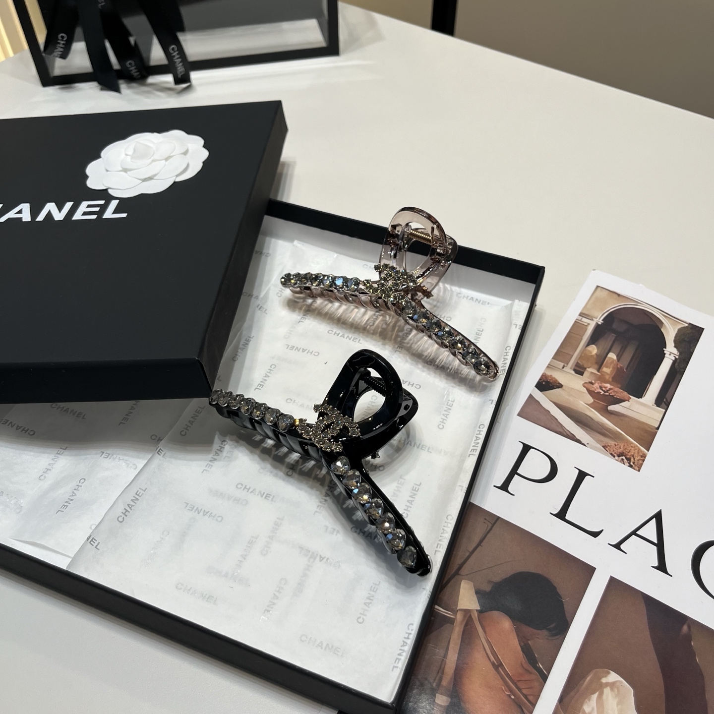 NO:853071,P Comes with a packaging box. Chanel’s latest small fragrance grabber, super pretty!  Full of celebrity style, a must-have for little fairies...hairpins, hairpins, chanel, chanel, hairpins19860909P 配包装盒 Chanel (香奈儿)最新款小香爆款抓夹,超级好看！名媛范儿十足,小仙女必备…发夹,发夹,chanel,chanel,hairpins,accessory