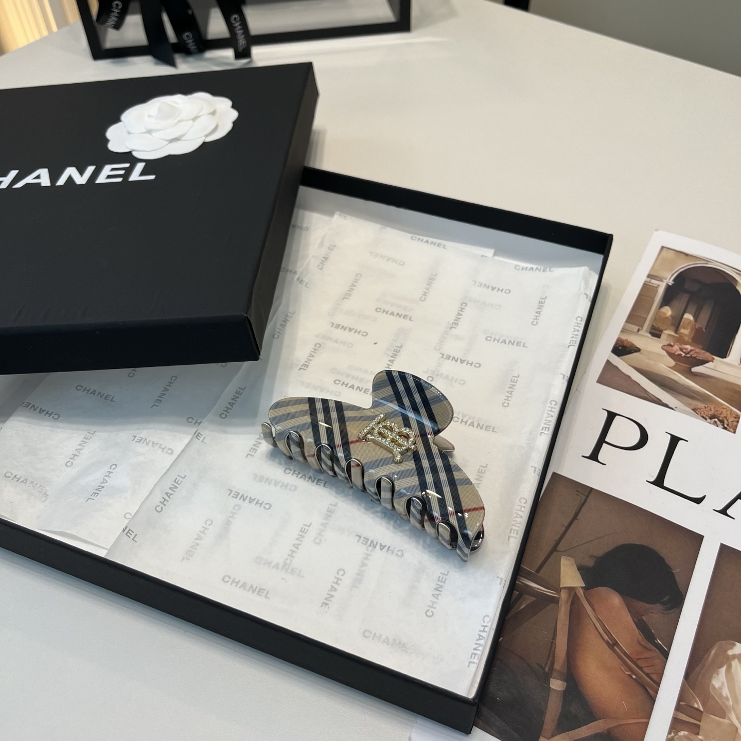 NO:813940,P with packaging box Burberry's latest fashionable clip, practical and versatile, timeless hairpins, hairpins, burberry, burberry, hairpins19860909P 配包装盒 Burberry（巴宝莉）最新款抓夹时尚潮流,实用百搭,永不过时发夹,发夹,burberry,burberry,hairpins,accessory