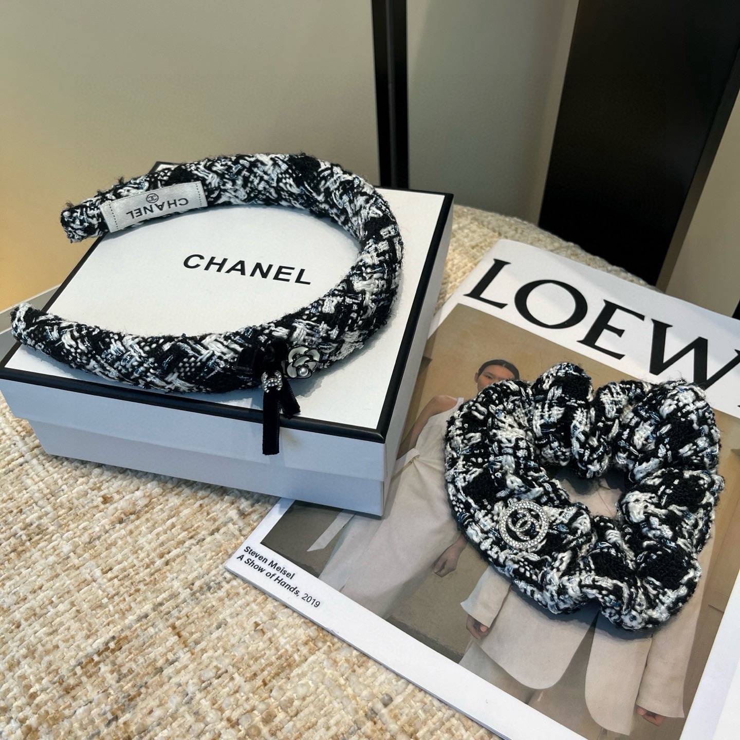 NO:813868,P Comes with a packaging box. Chanel’s latest mini-fragrant headband, super pretty!  Full of celebrity style, a must-have for little fairies...hairpins, hairpins, chanel, chanel, hairpins19860909P 配包装盒 Chanel (香奈儿)最新款小香爆款发箍,超级好看！名媛范儿十足,小仙女必备…发夹,发夹,chanel,chanel,hairpins,accessory