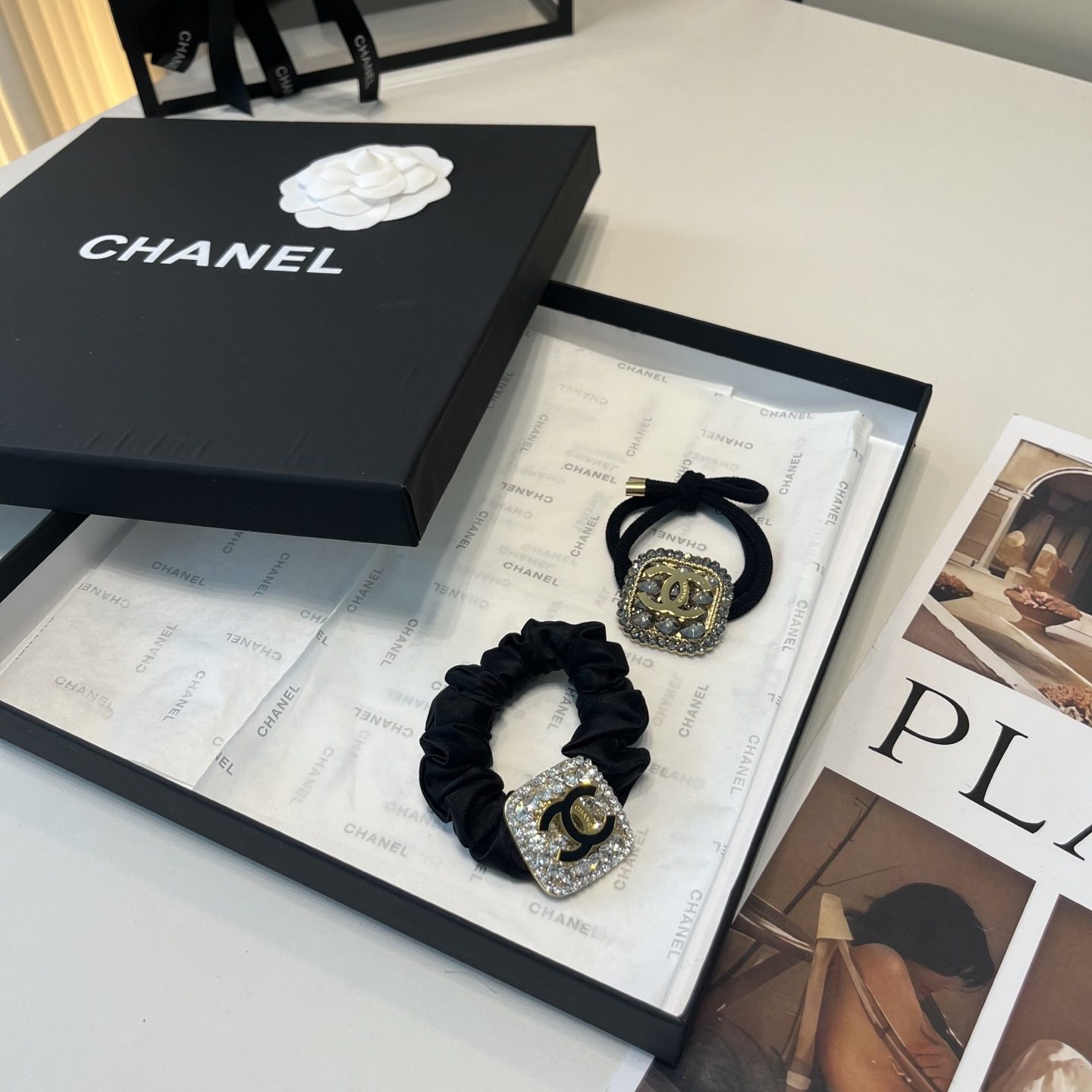 NO:881473,P Comes with a packaging box. Chanel’s latest small scented hair tie, super pretty!  Full of celebrity style, a must-have for little fairies...hairpins, hairpins, chanel, chanel, hairpins19860909P 配包装盒 Chanel (香奈儿)最新款小香发圈,超级好看！名媛范儿十足,小仙女必备…发夹,发夹,chanel,chanel,hairpins,accessory