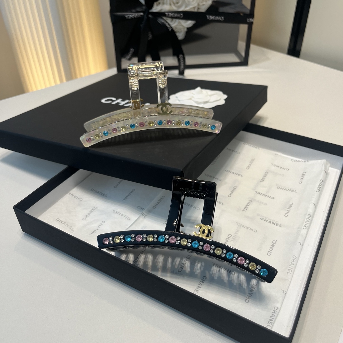 NO:881499,P Comes with a packaging box. Chanel’s latest small fragrance gripper, super pretty!  Full of celebrity style, a must-have for little fairies...hairpins, hairpins, chanel, chanel, hairpins19860909P 配包装盒 Chanel (香奈儿)最新款小香抓夹,超级好看！名媛范儿十足,小仙女必备…发夹,发夹,chanel,chanel,hairpins,accessory
