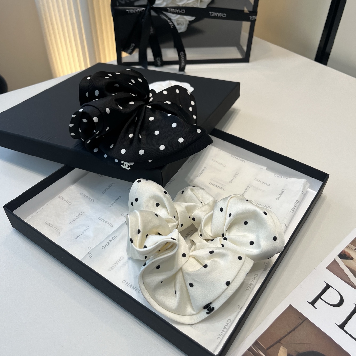 NO:853687,P Comes with a packaging box. Chanel’s latest small scented hair tie, super pretty!  Full of celebrity style, a must-have for little fairies...hairpins, hairpins, chanel, chanel, hairpins19860909P 配包装盒 Chanel (香奈儿)最新款小香发圈,超级好看！名媛范儿十足,小仙女必备…发夹,发夹,chanel,chanel,hairpins,accessory