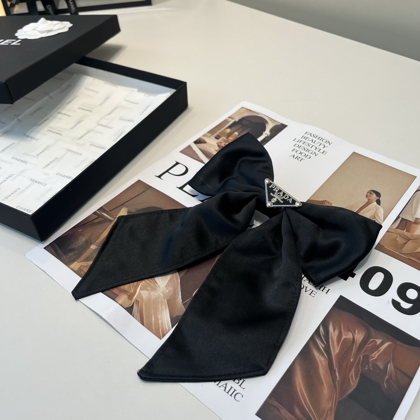 NO:881516,P Comes with a packaging box PRADA’s latest spring clip, simple and practical, fashionable and versatile!  Necessary hairpins for young ladies, hairpins, prada, prada, hairpins19860909P 配包装盒 PRADA（普拉达）最新款弹簧夹,简单实用,时尚百搭！小姐姐必备发夹,发夹,prada,prada,hairpins,accessory