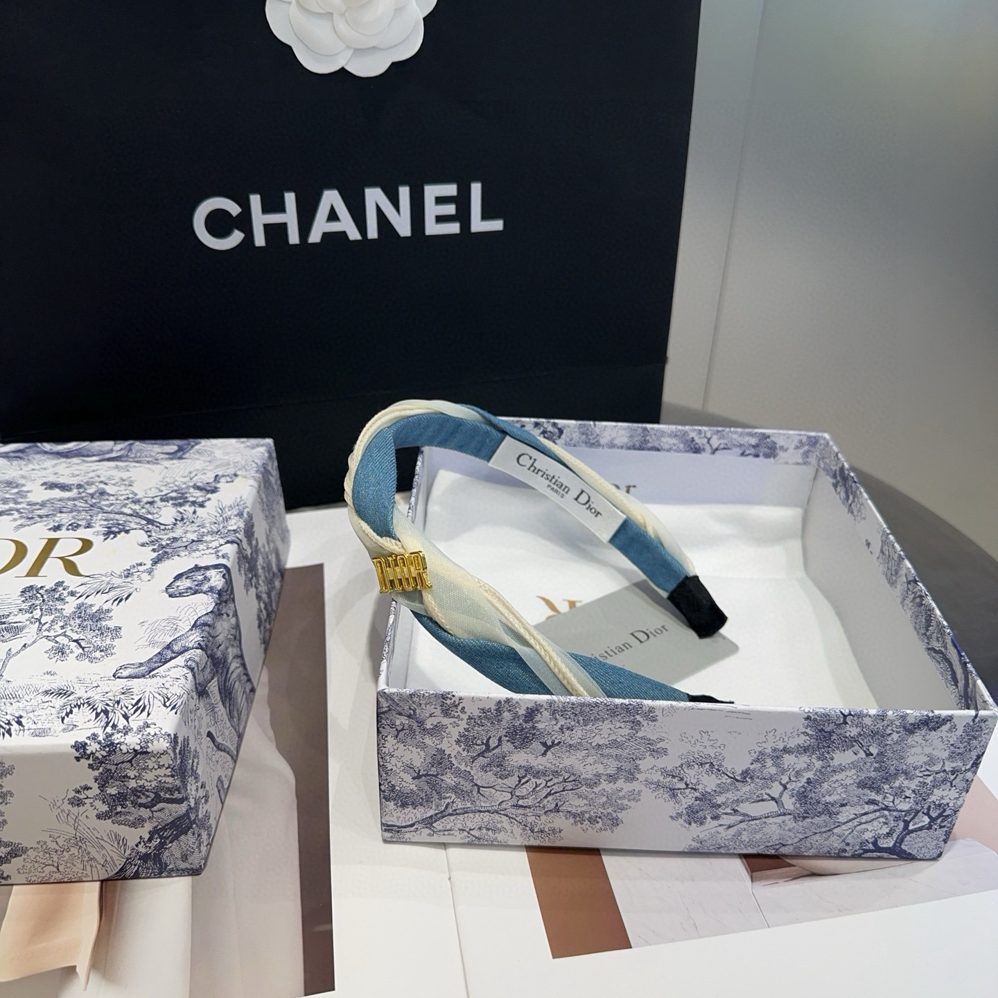 NO:853738,P Comes with packaging box Dior's new CD headband, simple, practical and fashionable.  Very nice!  A must-have for little fairies...hairpins, hair clips, dior, dior, hairpins19860909P 配包装盒 Dior（迪奥）新款CD发箍,简单实用 时尚潮流．非常好看！小仙女必备…发夹,发夹,dior,dior,hairpins,accessory