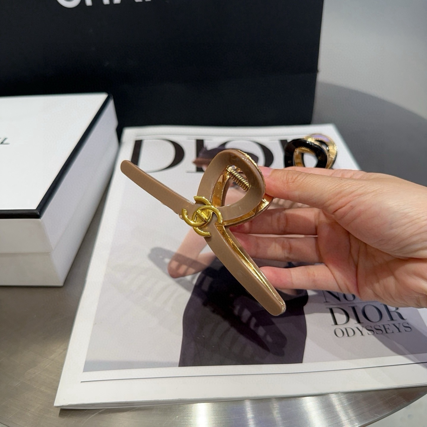 NO:881502,P Comes with packaging box Chanel's latest small fragrance gripper.  Super pretty!  Full of celebrity style, a must-have for little fairies...hairpins, hairpins, chanel, chanel, hairpins19860909P 配包装盒 Chanel (香奈儿)最新款小香抓夹．超级好看！名媛范儿十足,小仙女必备…发夹,发夹,chanel,chanel,hairpins,accessory