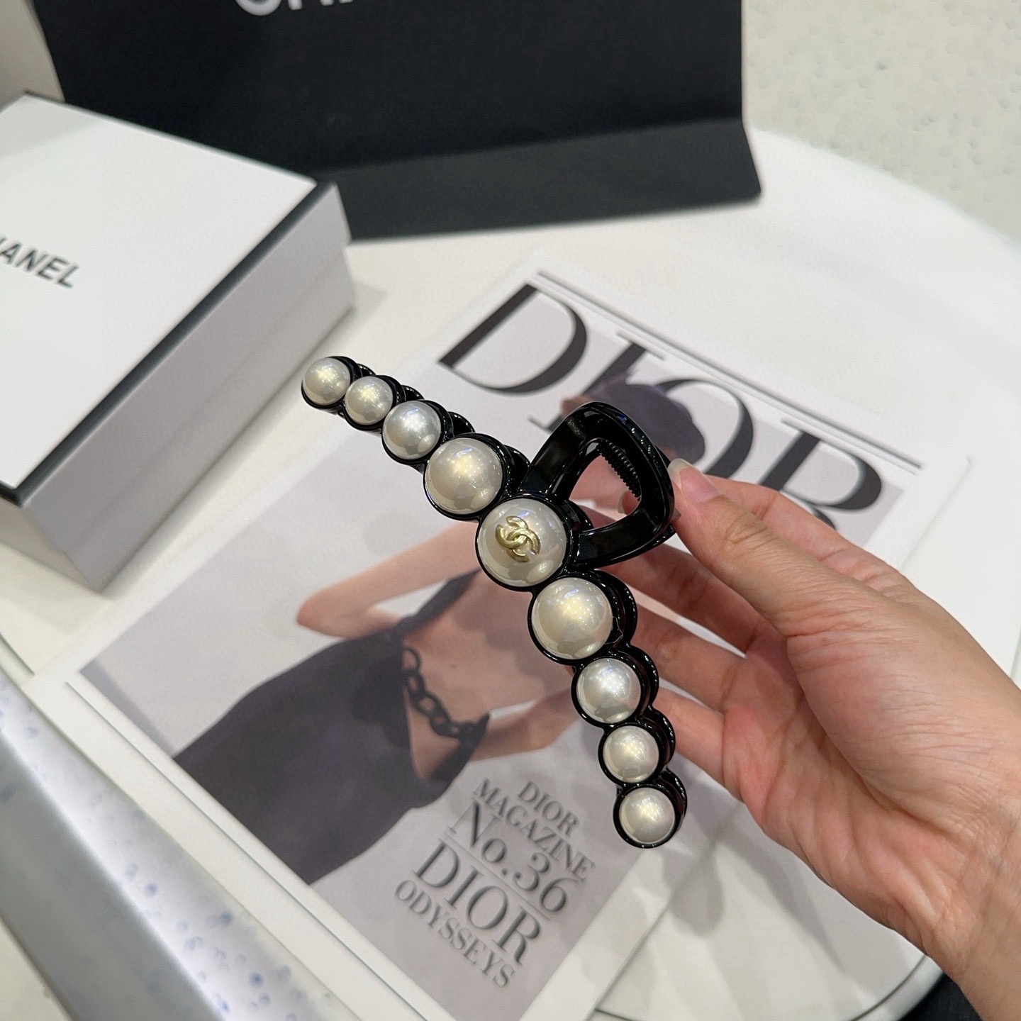 NO:881505,P Comes with packaging box Chanel's latest small fragrant pearl clip.  Super pretty!  Full of celebrity style, a must-have for little fairies...hairpins, hairpins, chanel, chanel, hairpins19860909P 配包装盒 Chanel (香奈儿)最新款小香珍珠抓夹．超级好看！名媛范儿十足,小仙女必备…发夹,发夹,chanel,chanel,hairpins,accessory