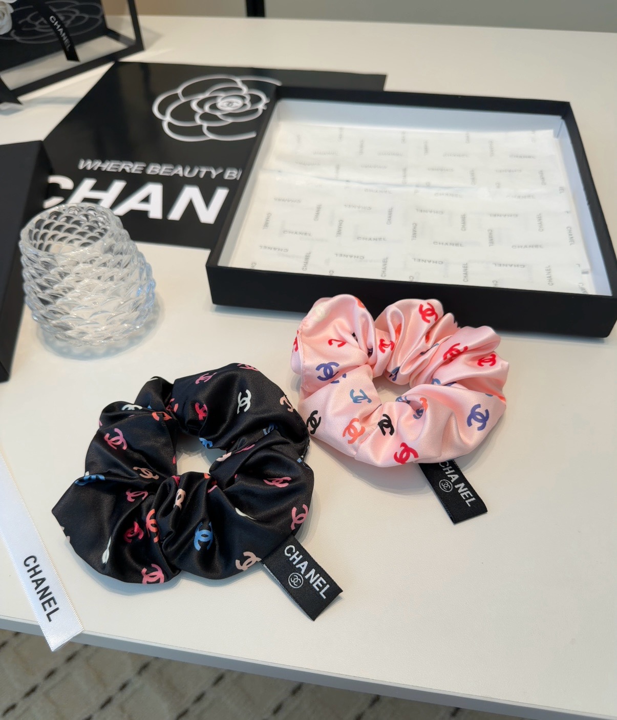 NO:853771,P Comes with a packaging box. Chanel's hottest new hair band, a beautiful one!  Fashionable Items Little fairies must pay attention to hairpins, hairpins, chanel, chanel, hairpins19860909P 配包装盒 Chanel（香奈儿）最火爆新款发圈,绝美的一款！时尚潮品 小仙女必眼入发夹,发夹,chanel,chanel,hairpins,accessory