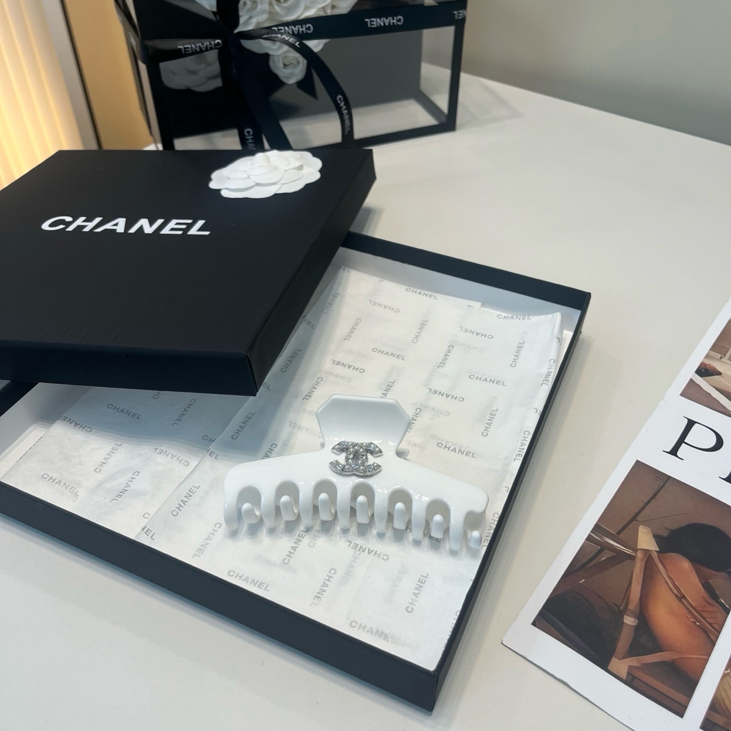 NO:853958,P Comes with a packaging box. Chanel’s latest small fragrance grabber, super pretty!  Full of celebrity style, a must-have for little fairies...hairpins, hairpins, chanel, chanel, hairpins19860909P 配包装盒 Chanel (香奈儿)最新款小香爆款抓夹,超级好看！名媛范儿十足,小仙女必备…发夹,发夹,chanel,chanel,hairpins,accessory
