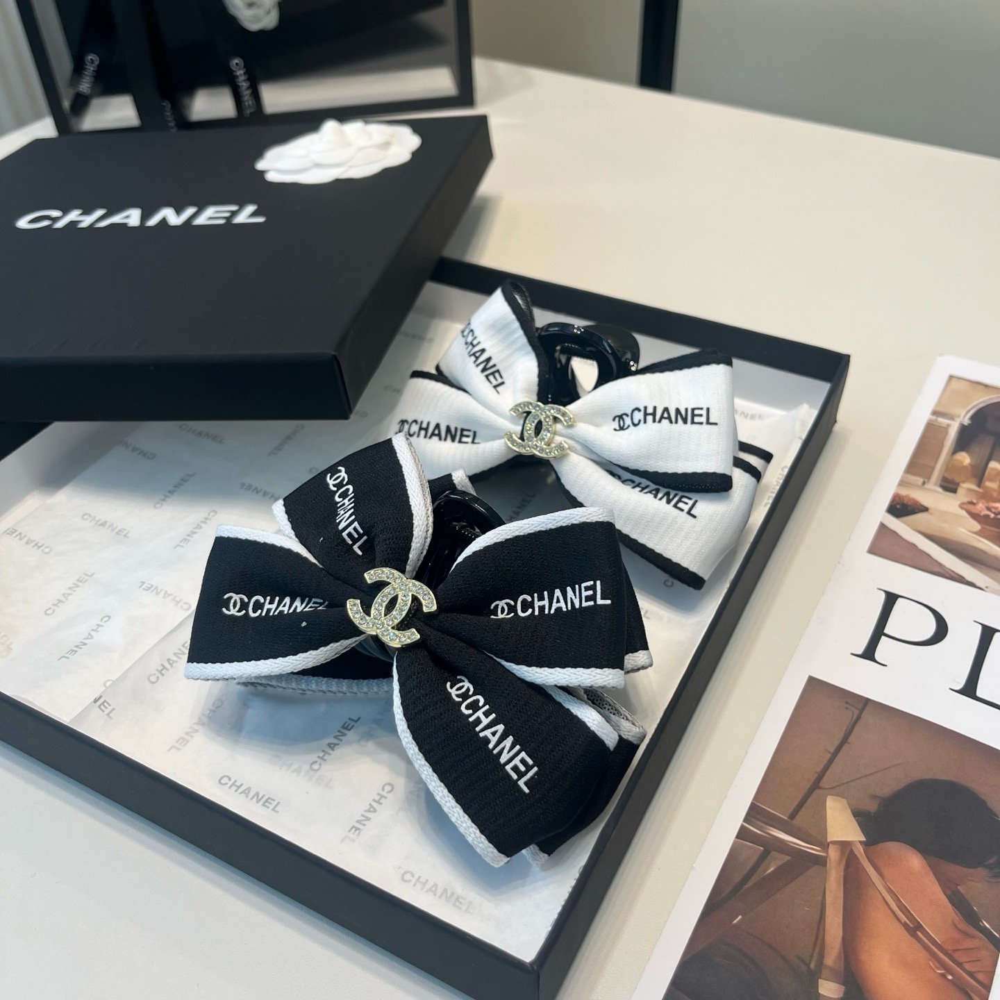 NO:853971,P Comes with a packaging box. Chanel’s latest small fragrance gripper, super pretty!  Full of celebrity style, a must-have for little fairies...hairpins, hairpins, chanel, chanel, hairpins19860909P 配包装盒 Chanel (香奈儿)最新款小香抓夹,超级好看！名媛范儿十足,小仙女必备…发夹,发夹,chanel,chanel,hairpins,accessory