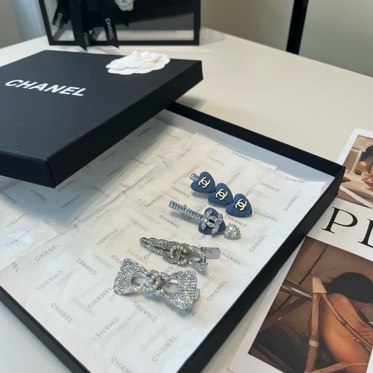 NO:920766,P Comes with packaging box (one pair) Chanel's latest small fragrant edge clip bangs clip, simple and practical, fashionable and trendy!  Very nice hairpins, hairpins, chanel, chanel, hairpins19860909P 配包装盒（一对） Chanel (香奈儿)最新小香边夹刘海夹,简单实用,时尚潮流！好看极了发夹,发夹,chanel,chanel,hairpins,accessory