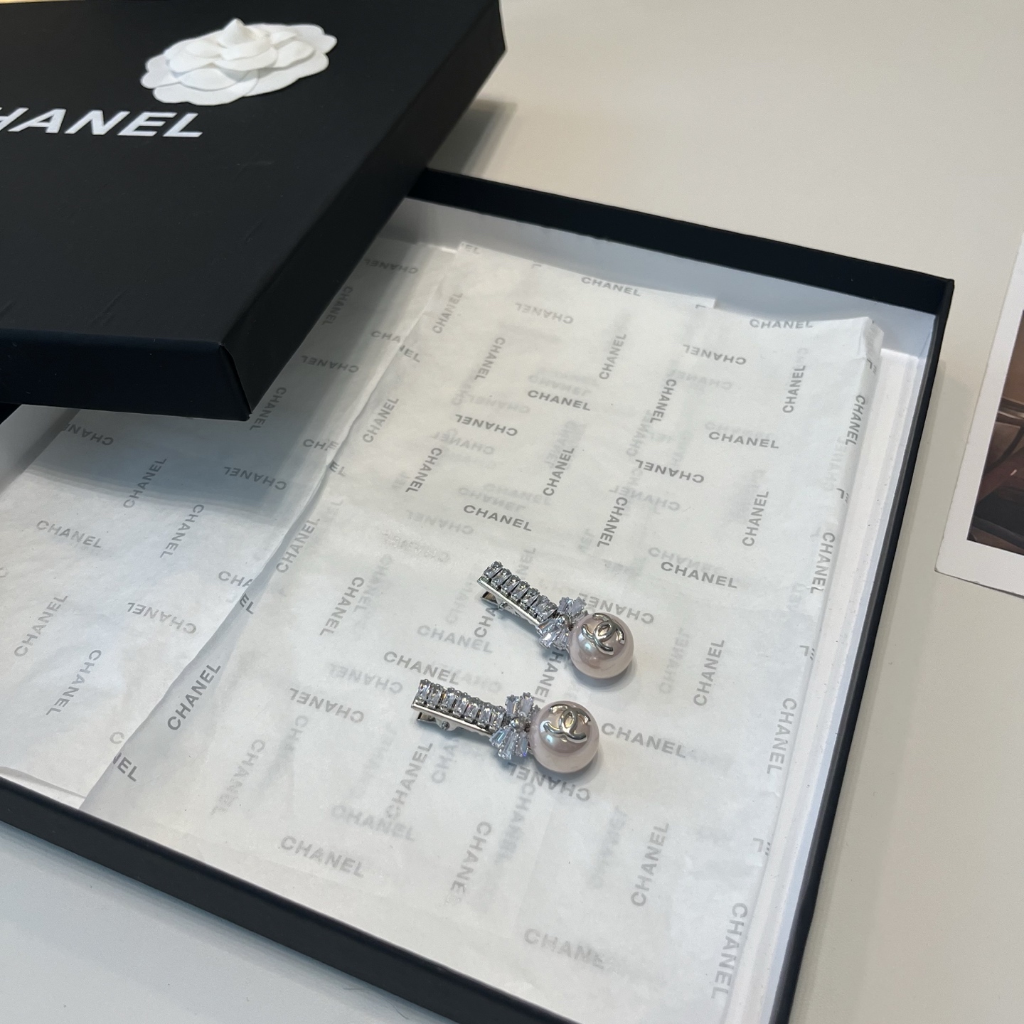 NO:853983,P Comes with packaging box (one pair) Chanel's latest small fragrant edge clip bangs clip, simple and practical, fashionable and trendy!  Very nice hairpins, hairpins, chanel, chanel, hairpins19860909P 配包装盒（一对） Chanel (香奈儿)最新小香边夹刘海夹,简单实用,时尚潮流！好看极了发夹,发夹,chanel,chanel,hairpins,accessory