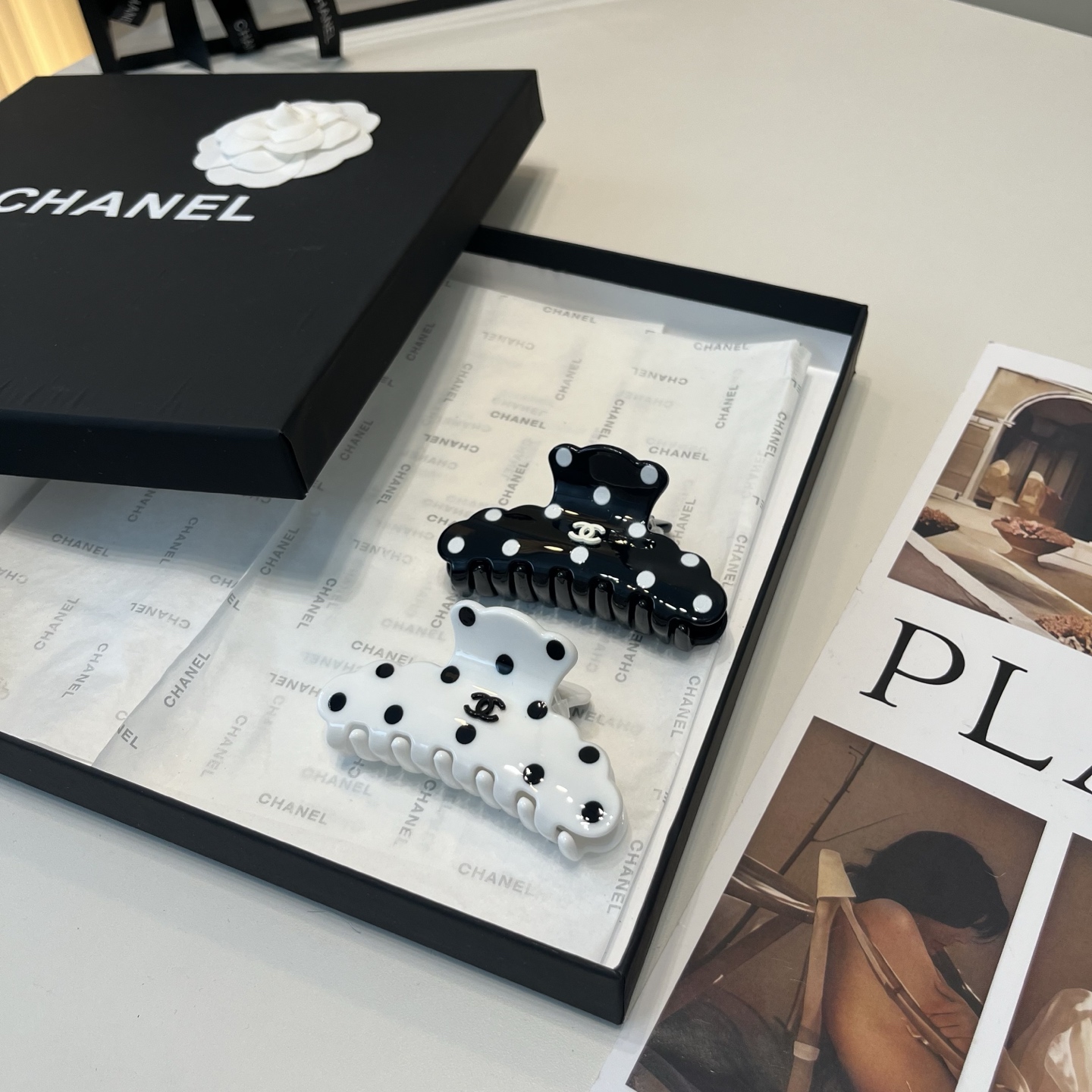 NO:854219,P Comes with a packaging box. Chanel’s latest small fragrance gripper, super pretty!  Full of celebrity style, a must-have for little fairies...hairpins, hairpins, chanel, chanel, hairpins19860909P 配包装盒 Chanel (香奈儿)最新款小香抓夹,超级好看！名媛范儿十足,小仙女必备…发夹,发夹,chanel,chanel,hairpins,accessory