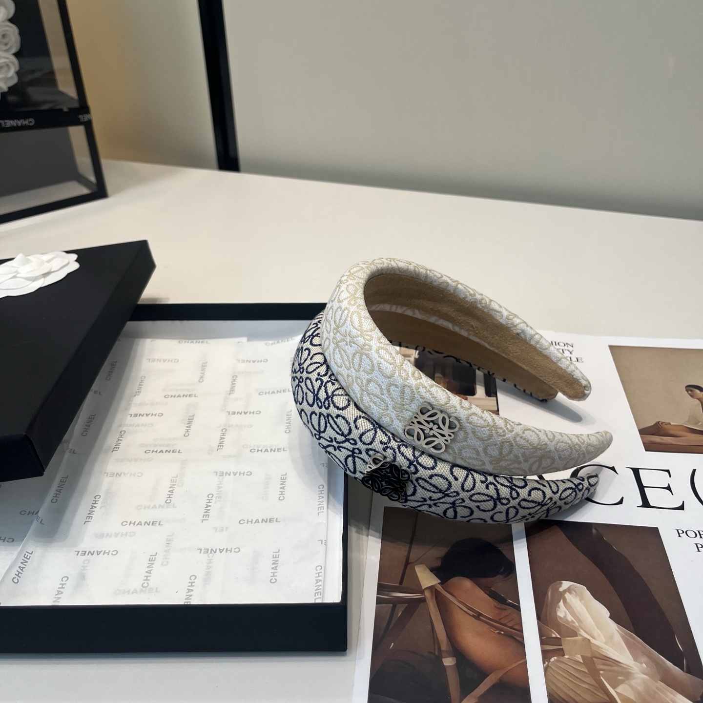 NO:852855,P Comes with a packaging box. Loewe’s latest popular headband, super pretty!  Full of ladylike style, a must-have for little fairies...hairpins, hairpins, loewe, loewe, hairpins19860909P 配包装盒 Loewe (罗意威)最新款爆款发箍,超级好看！名媛范儿十足,小仙女必备…发夹,发夹,loewe,loewe,hairpins,accessory