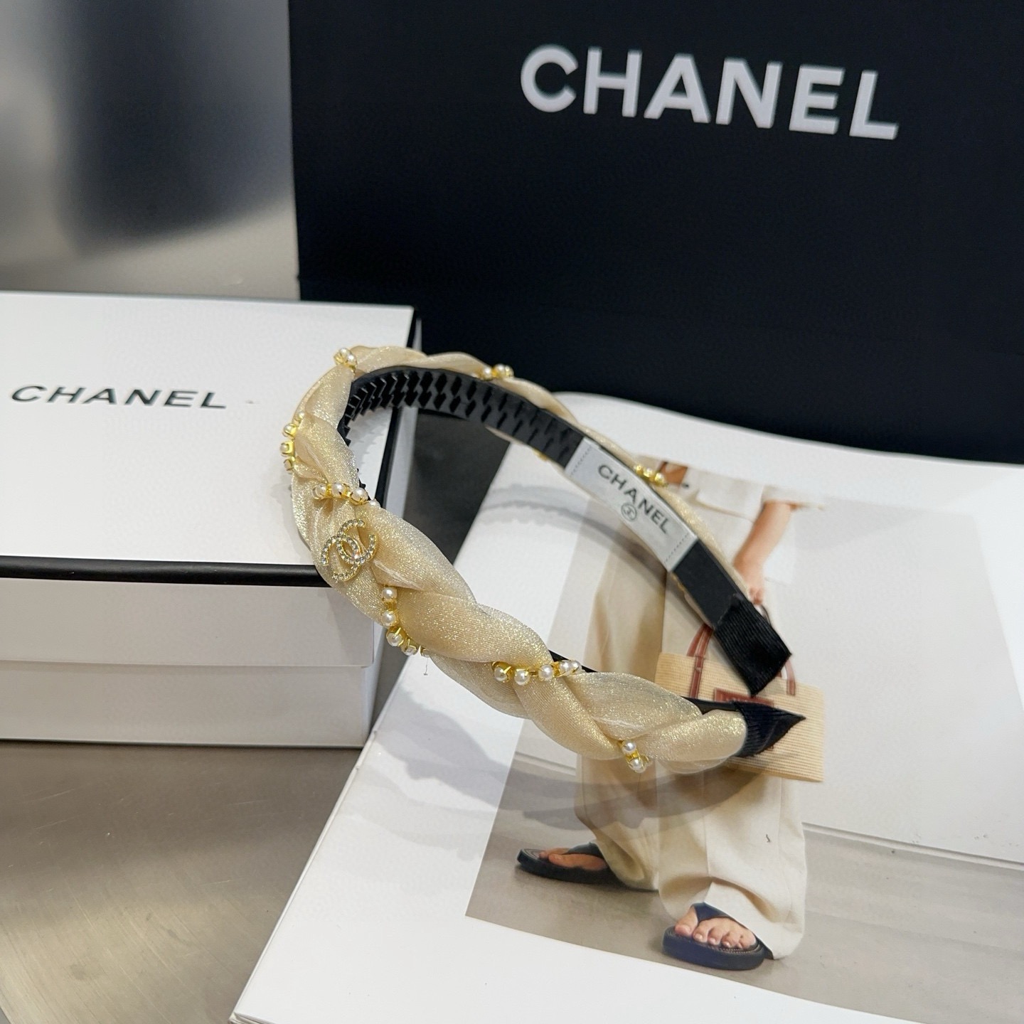NO:852913,P Comes with a packaging box. Chanel's latest small fragrant pearl headband. Simple and practical, fashionable and trendy. Very beautiful!  A must-have for little fairies...hairpins, hair clips, chanel, chanel, hairpins19860909P 配包装盒 Chanel (香奈儿)最新小香珍珠发箍.简单实用,时尚潮流.非常好看！小仙女必备…发夹,发夹,chanel,chanel,hairpins,accessory