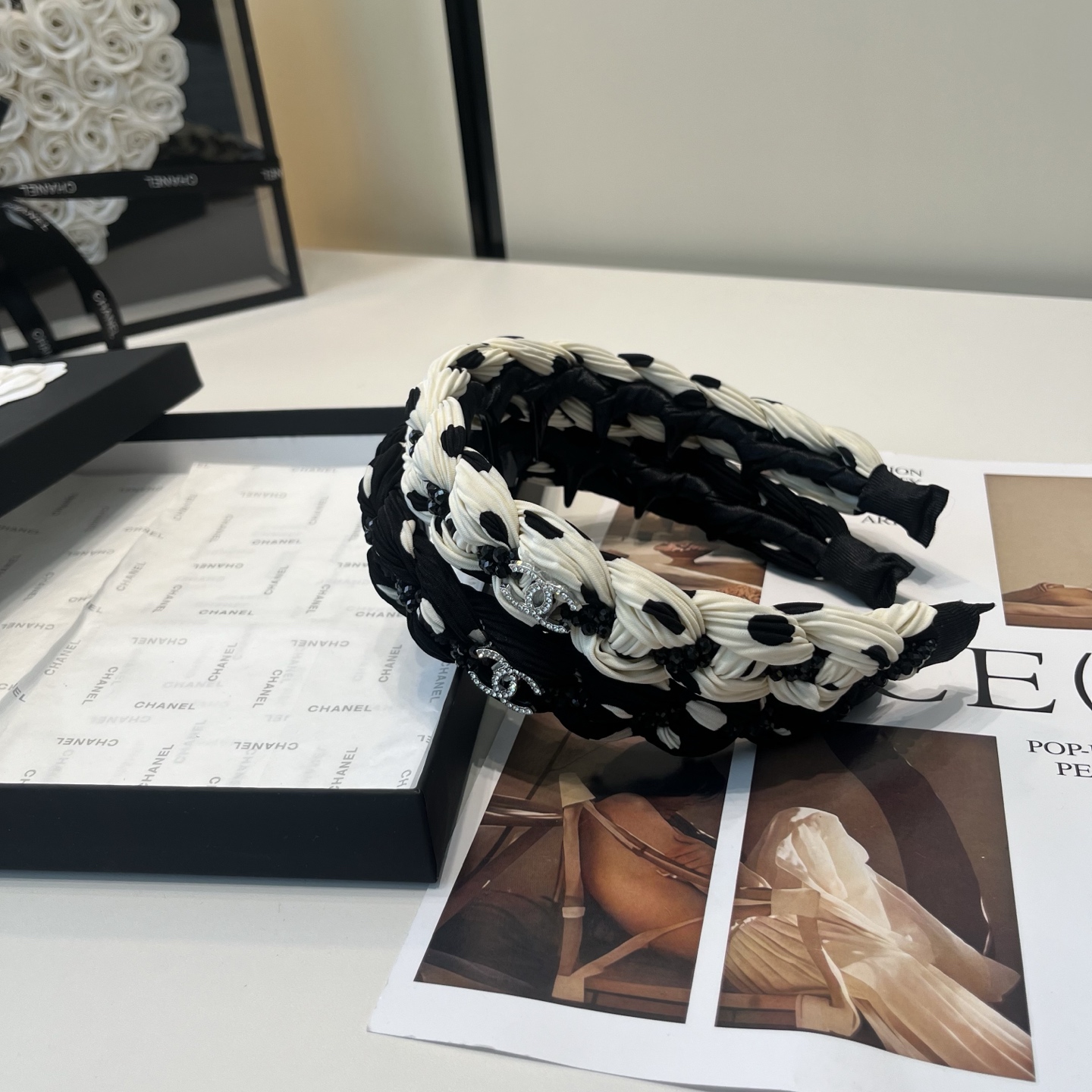 NO:852950,P Comes with a packaging box. Chanel’s latest small scented headband, super pretty!  Full of celebrity style, little fairies must have hairpins, hairpins, chanel, chanel, hairpins19860909P 配包装盒 Chanel (香奈儿)最新款小香发箍,超级好看！名媛范儿十足,小仙女必备发夹,发夹,chanel,chanel,hairpins,accessory