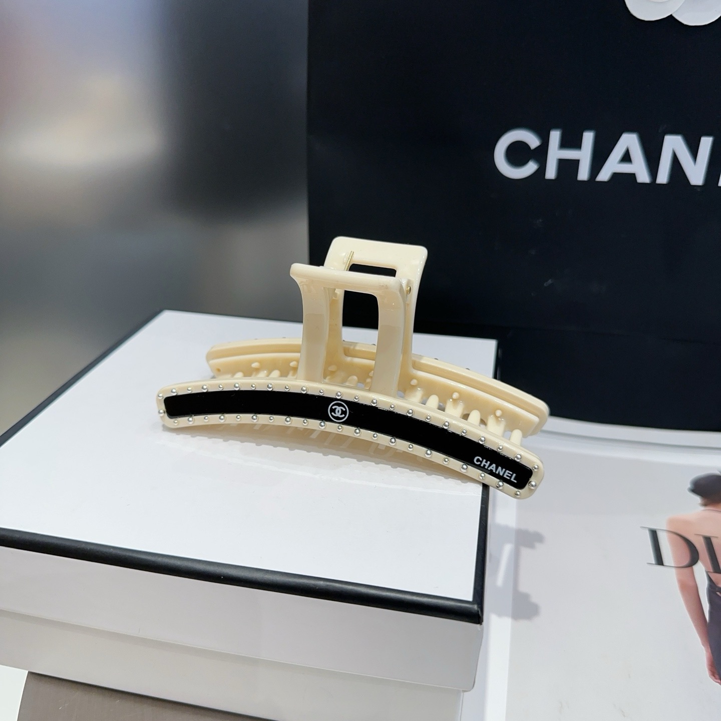 NO:853170,P Comes with a packaging box. Chanel's latest small fragrance gripper, fashionable and full of quality!  Must-have hairpins for young ladies, hair clips, chanel, chanel, hairpins19860909P 配包装盒 Chanel (香奈儿)最新小香抓夹,时尚潮流,质量感满满！小姐姐必备单品发夹,发夹,chanel,chanel,hairpins,accessory