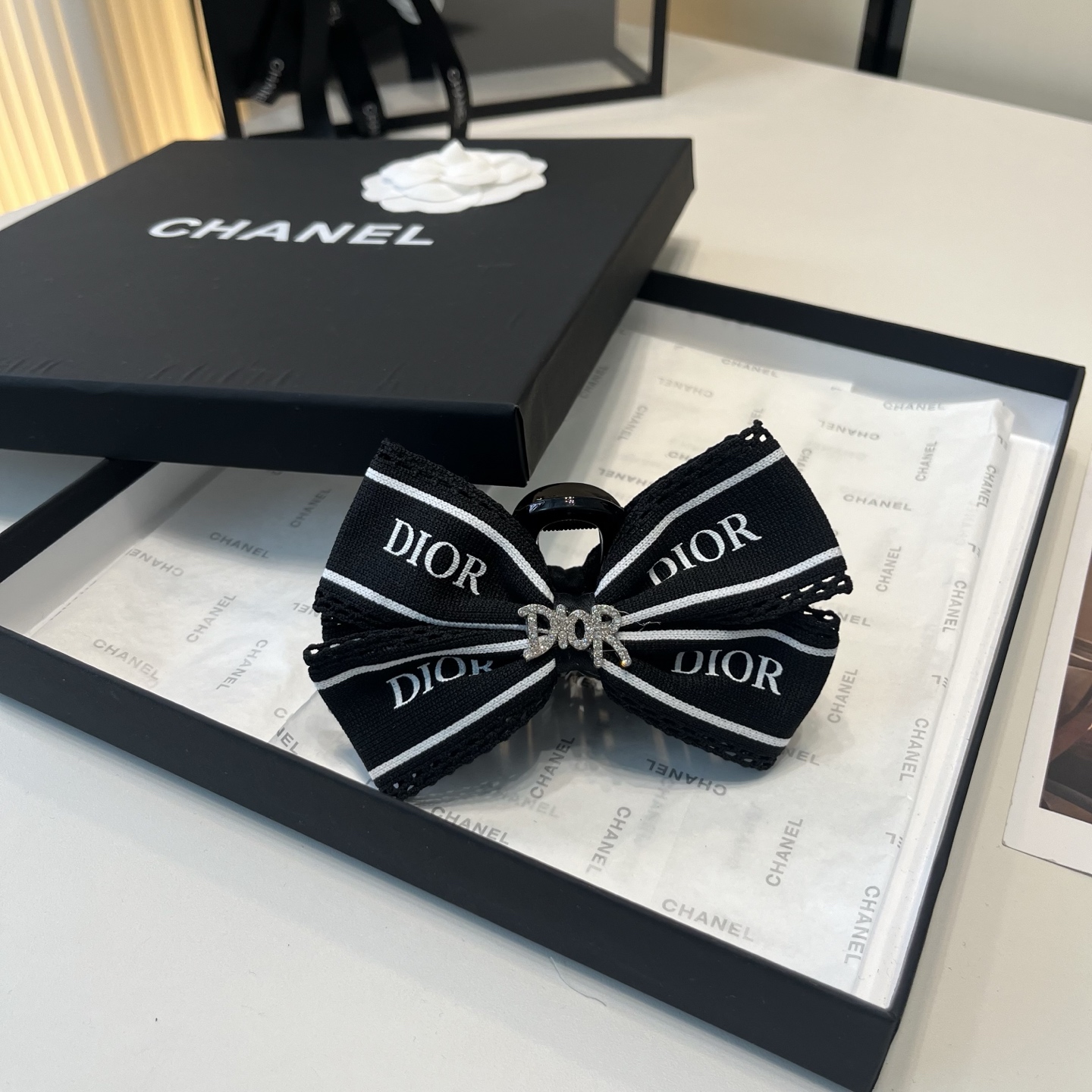 NO:853130,P Comes with packaging box Dior's new CD grabber, simple, practical and fashionable!  Super pretty!  A must-have for little fairies...hairpins, hair clips, dior, dior, hairpins19860909P 配包装盒 Dior（迪奥）新款CD抓夹,简单实用 时尚潮流！超级好看！小仙女必备…发夹,发夹,dior,dior,hairpins,accessory