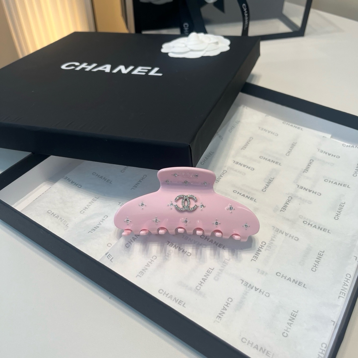 NO:853237,P Comes with a packaging box. Chanel’s latest small fragrance grabber, super pretty!  Full of celebrity style, a must-have for little fairies...hairpins, hairpins, chanel, chanel, hairpins19860909P 配包装盒 Chanel (香奈儿)最新款小香爆款抓夹,超级好看！名媛范儿十足,小仙女必备…发夹,发夹,chanel,chanel,hairpins,accessory