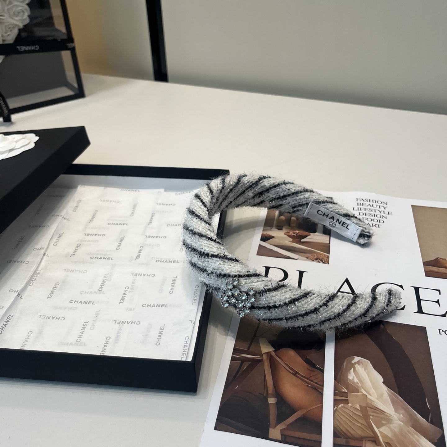 NO:853088,P Comes with a packaging box. Chanel’s latest small scented headband, super pretty!  Full of celebrity style, a must-have for little fairies...hairpins, hairpins, chanel, chanel, hairpins19860909P 配包装盒 Chanel (香奈儿)最新款小香发箍,超级好看！名媛范儿十足,小仙女必备…发夹,发夹,chanel,chanel,hairpins,accessory