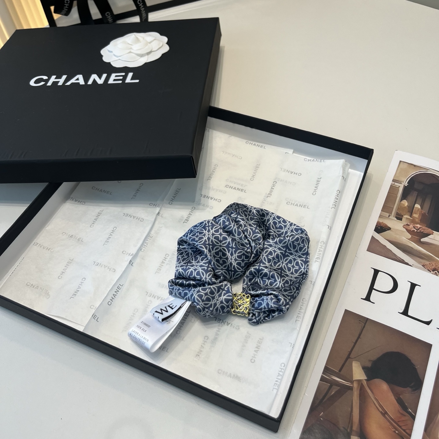 NO:942027,P with packaging box Loewe letter hair tie, fashionable, simple and elegant, a must-have item for everyone. Hairpins, hairpins, loewe, loewe, hairpins19860909P 配包装盒 Loewe(罗意威)字母发圈,时尚潮品,简单大方,人手必备单品发夹,发夹,loewe,loewe,hairpins,accessory