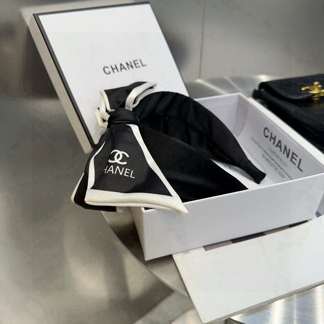NO:894895,P Comes with a packaging box. Chanel’s latest small scented headband, super pretty!  Full of celebrity style, a must-have for little fairies...hairpins, hairpins, chanel, chanel, hairpins19860909P 配包装盒 Chanel (香奈儿)最新款小香发箍,超级好看！名媛范儿十足,小仙女必备…发夹,发夹,chanel,chanel,hairpins,accessory