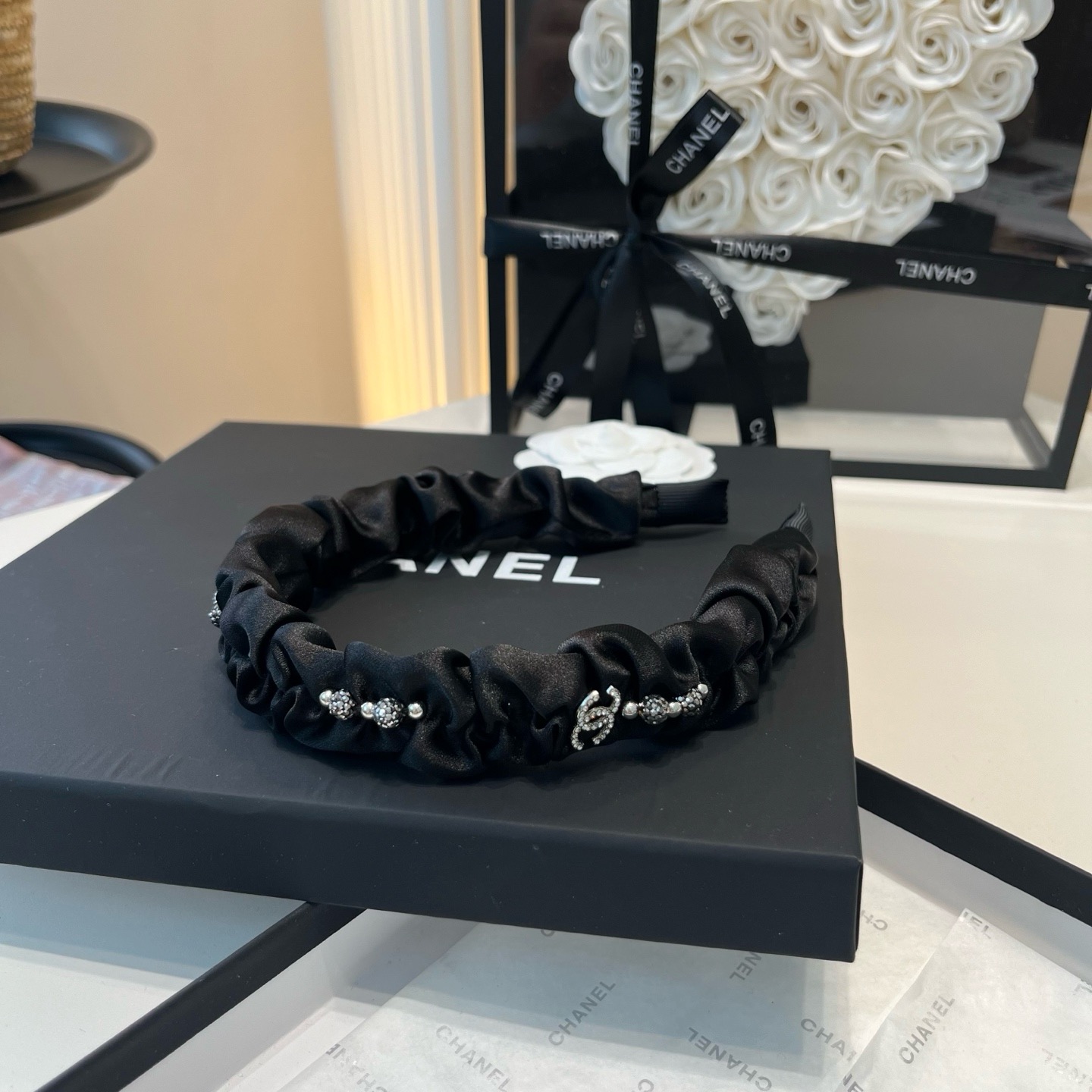 NO:881468,P Comes with a packaging box. Chanel's new little scented hair hoop, it's so beautiful!  Goddess must wear hairpins, hairpins, chanel, chanel, hairpins19860909P 配包装盒 Chanel (香奈儿)新款小香发箍,实在太美了！女神必入哦发夹,发夹,chanel,chanel,hairpins,accessory