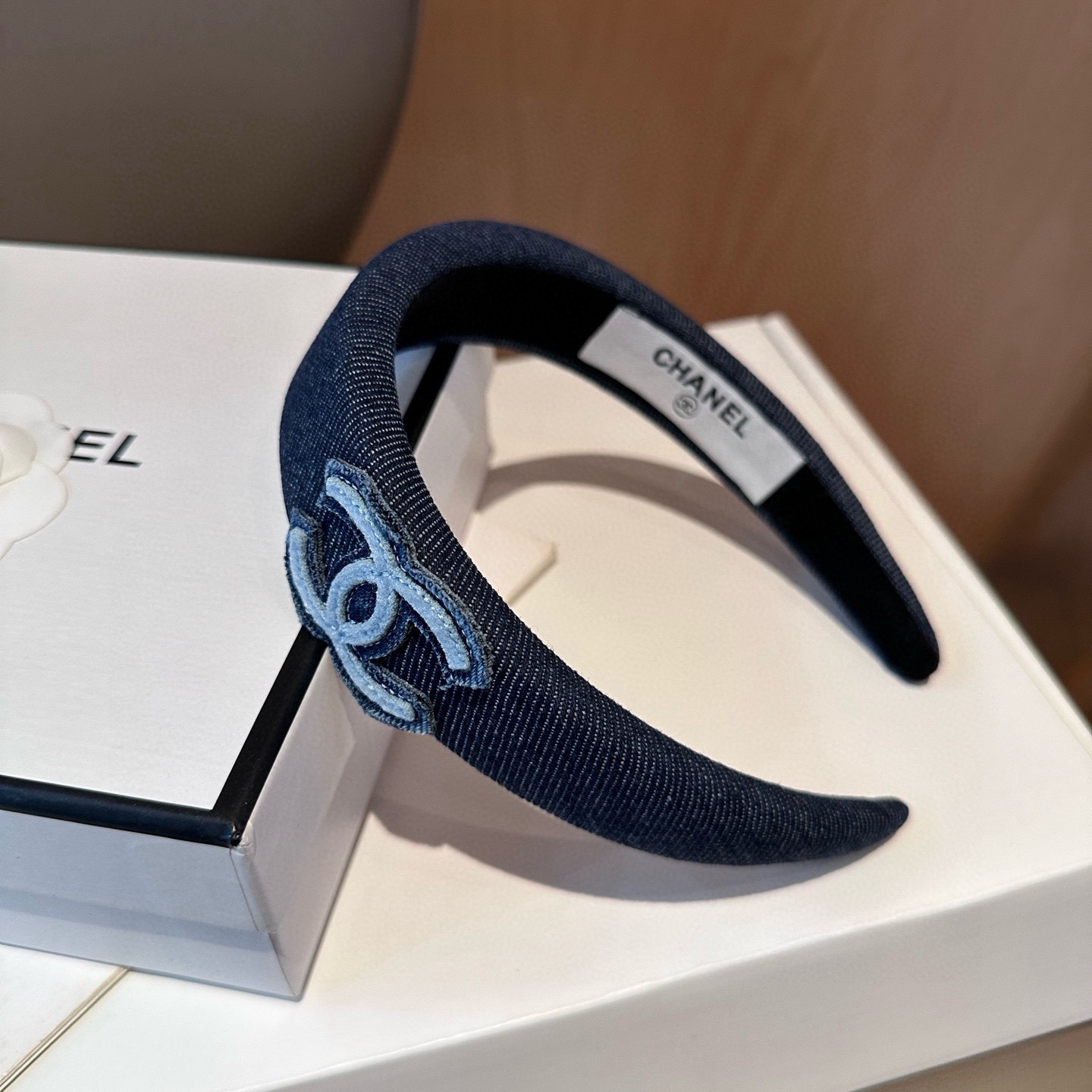 NO:853793,P Comes with a packaging box. Chanel’s latest small scented headband, super pretty!  Full of celebrity style, a must-have for little fairies...hairpins, hairpins, chanel, chanel, hairpins19860909P 配包装盒 Chanel (香奈儿)最新款小香发箍,超级好看！名媛范儿十足,小仙女必备…发夹,发夹,chanel,chanel,hairpins,accessory