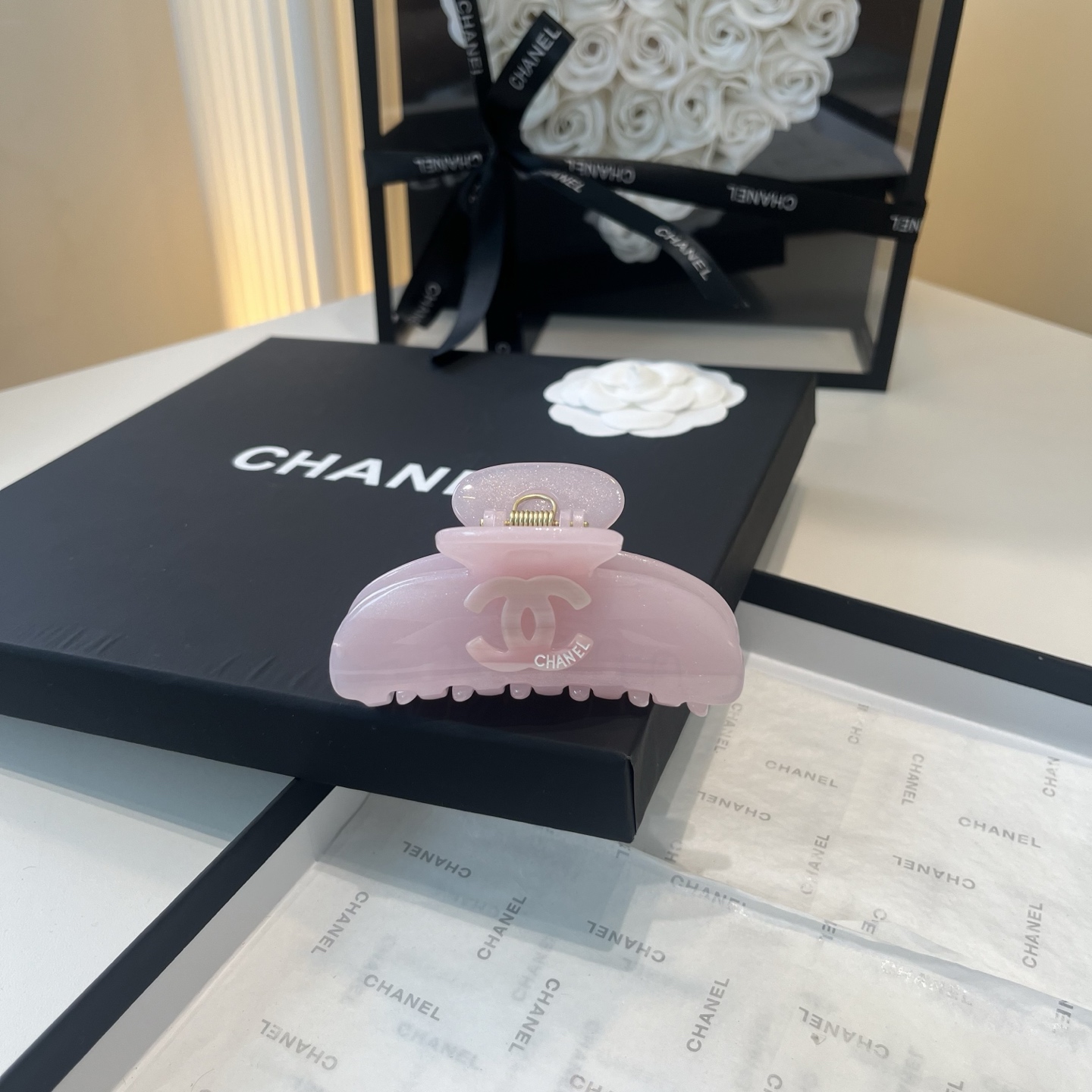 NO:853995,P Comes with a packaging box. Chanel's latest small fragrance gripper, simple and practical, fashionable and trendy!  Very nice hairpins, hairpins, chanel, chanel, hairpins19860909P 配包装盒 Chanel (香奈儿)最新小香抓夹,简单实用,时尚潮流！好看极了发夹,发夹,chanel,chanel,hairpins,accessory