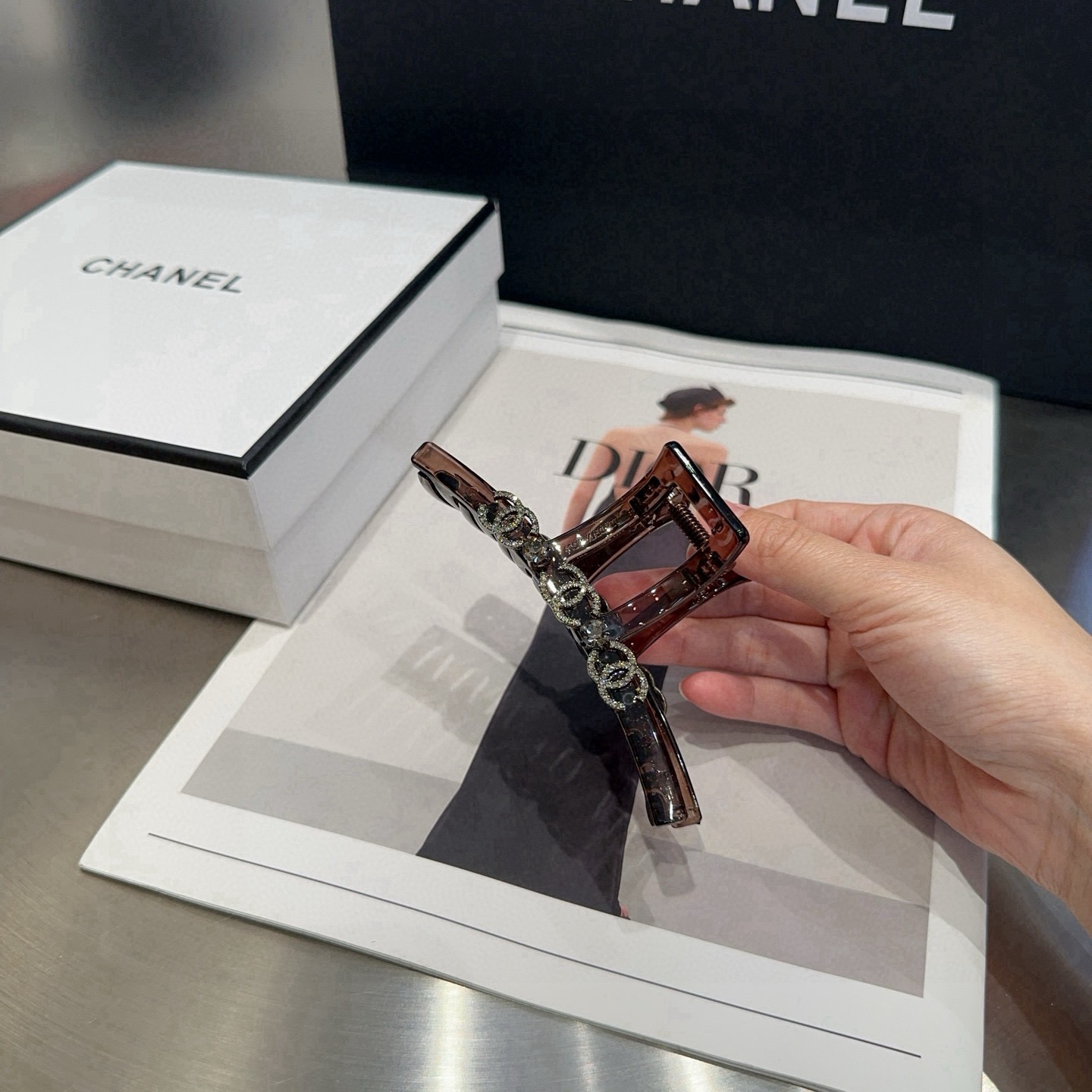 NO:854149,P Comes with a packaging box. Chanel’s latest small fragrance grabber, super pretty!  Full of celebrity style, a must-have for little fairies...hairpins, hairpins, chanel, chanel, hairpins19860909P 配包装盒 Chanel (香奈儿)最新款小香爆款抓夹,超级好看！名媛范儿十足,小仙女必备…发夹,发夹,chanel,chanel,hairpins,accessory