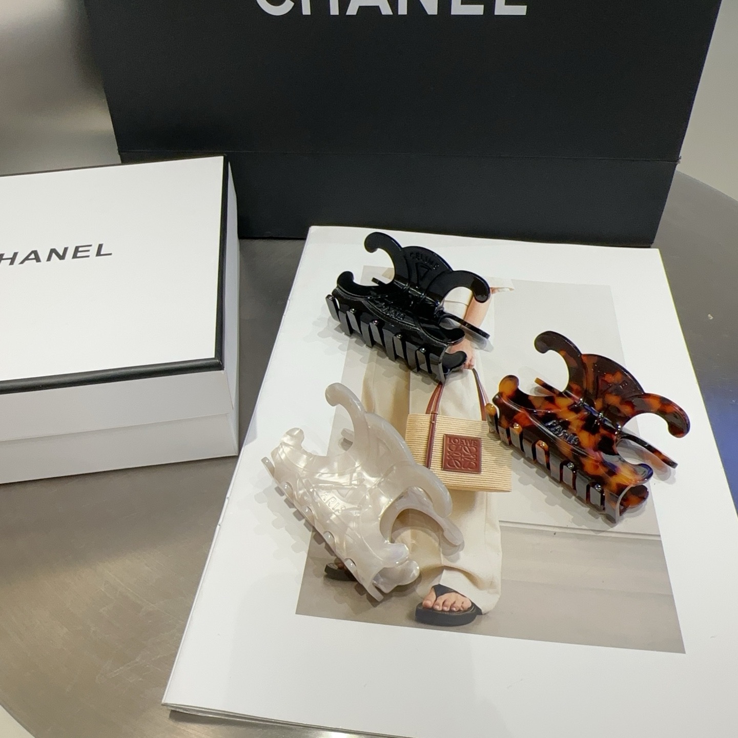 NO:854158,P with packaging box CELINE (Celine) Arc de Triomphe popular grab clip, fashion trend, sweet and cool goddess must-have item hair clip, hair clip, celine, celine, hairpins19860909P 配包装盒 CELINE（赛琳）凯旋门爆款抓夹,时尚潮流,甜酷女神必备单品发夹,发夹,celine,celine,hairpins,accessory