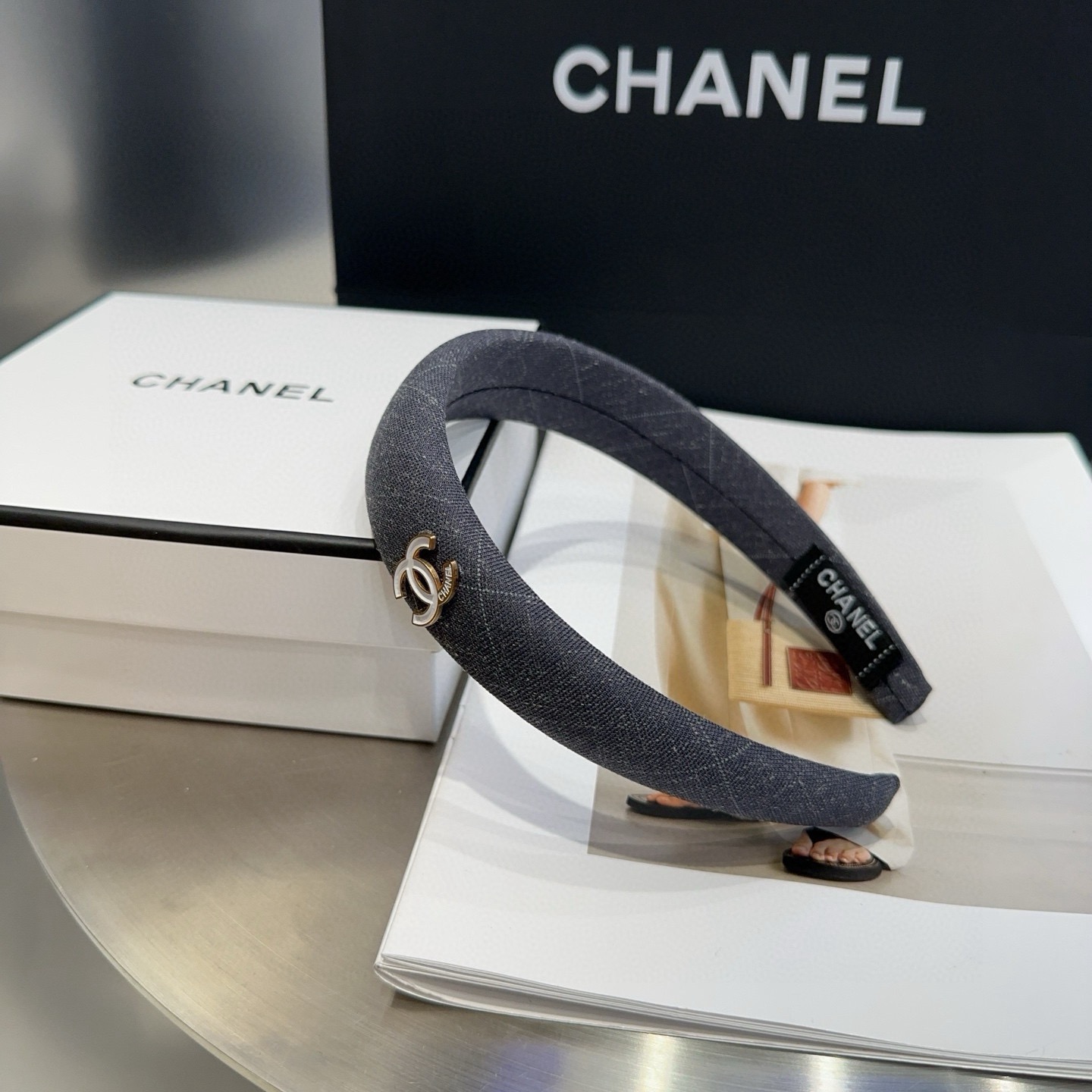 NO:853859,P Comes with a packaging box. Chanel’s latest small plaid headband, super pretty!  Full of celebrity style, a must-have for little fairies...hairpins, hairpins, chanel, chanel, hairpins19860909P 配包装盒 Chanel (香奈儿)最新款小香格纹发箍,超级好看！名媛范儿十足,小仙女必备…发夹,发夹,chanel,chanel,hairpins,accessory