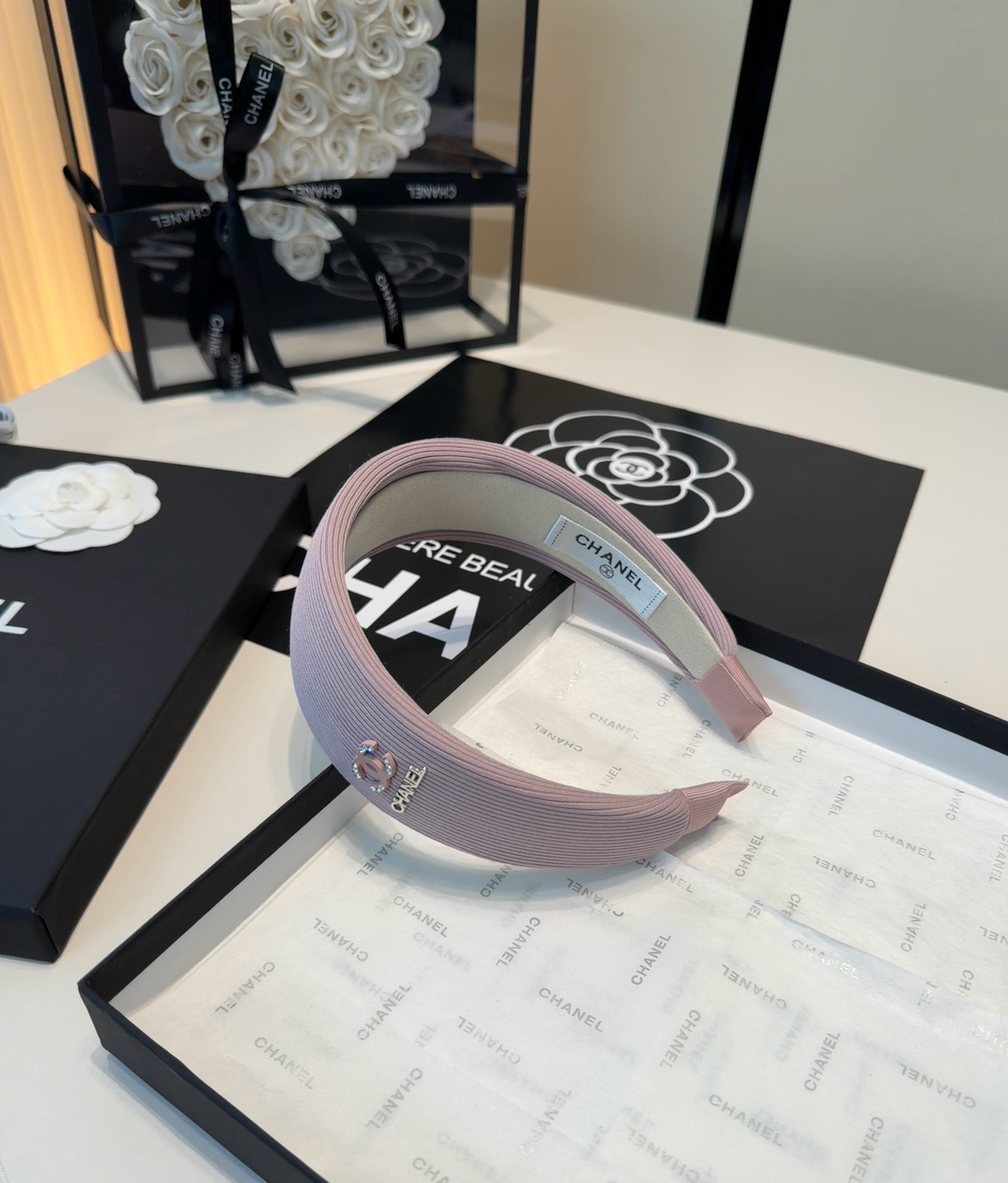 NO:853938,P Comes with a packaging box. Chanel’s latest mini-fragrant headband, super pretty!  Full of celebrity style, a must-have for little fairies...hairpins, hairpins, chanel, chanel, hairpins19860909P 配包装盒 Chanel (香奈儿)最新款小香爆款发箍,超级好看！名媛范儿十足,小仙女必备…发夹,发夹,chanel,chanel,hairpins,accessory