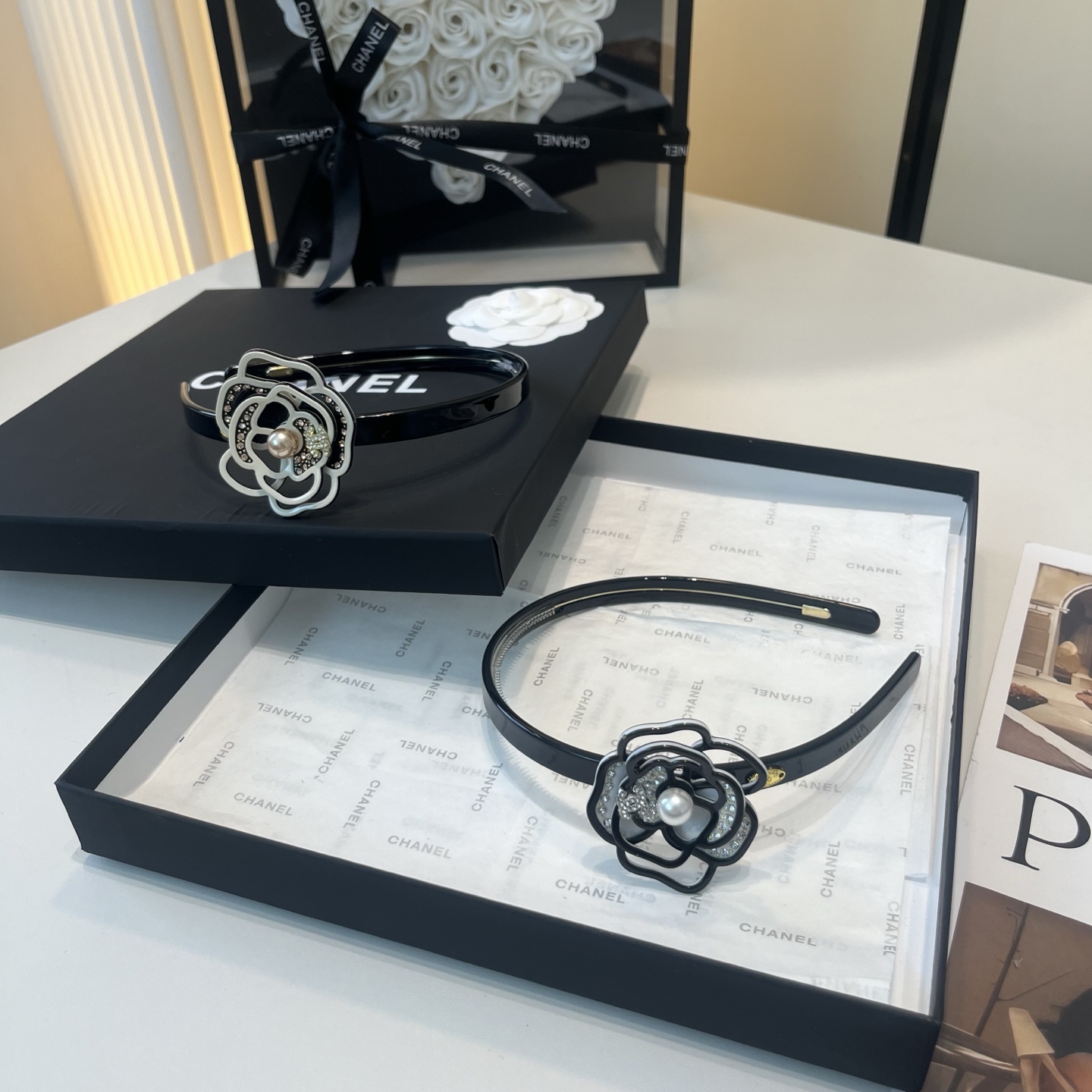 NO:853985,P Comes with a packaging box. Chanel’s latest small fragrant flower headband, super pretty!  Full of celebrity style, a must-have for little fairies...hairpins, hairpins, chanel, chanel, hairpins19860909P 配包装盒 Chanel (香奈儿)最新款小香花朵发箍,超级好看！名媛范儿十足,小仙女必备…发夹,发夹,chanel,chanel,hairpins,accessory