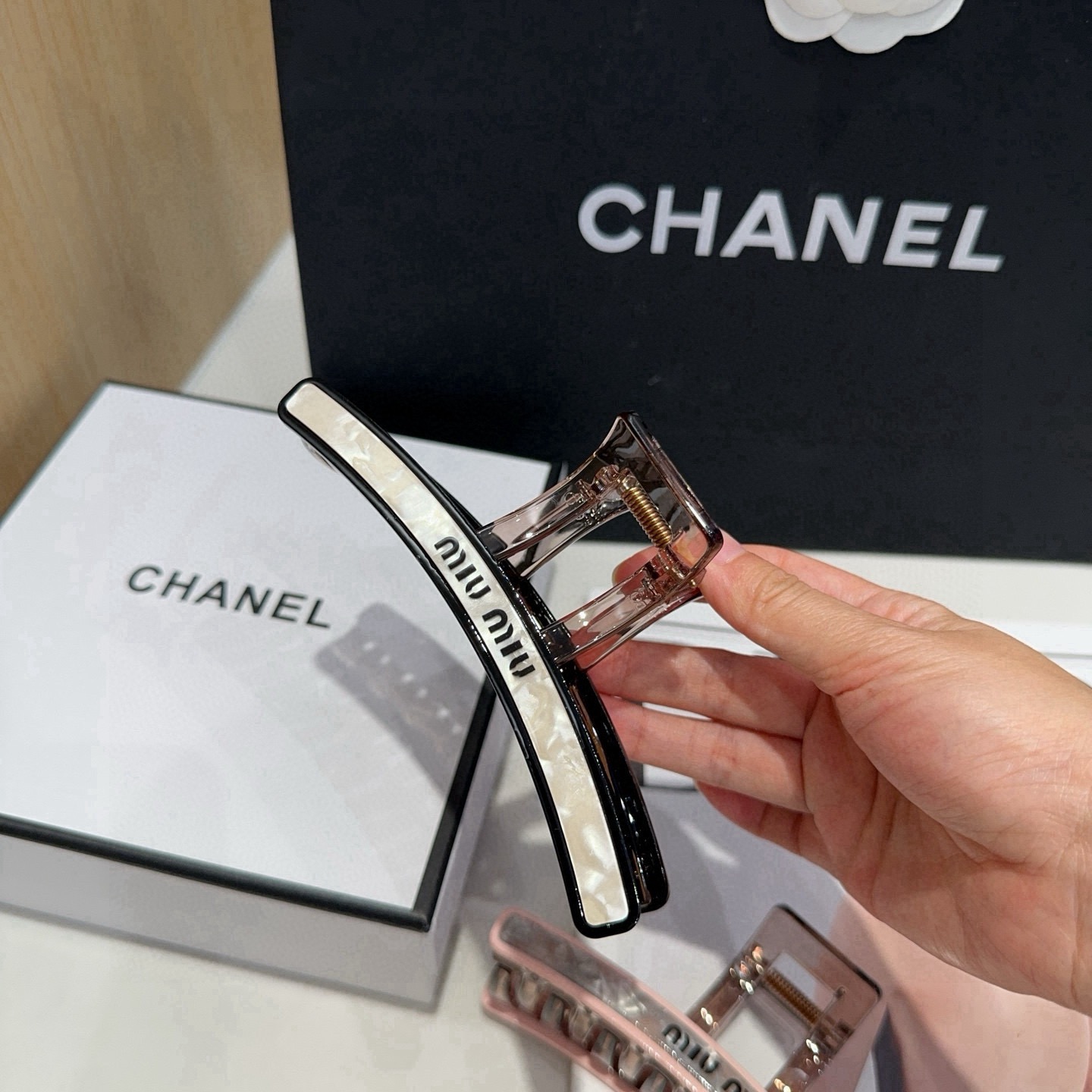 NO:854078,P Comes with packaging box miumiu's new letter gripper, simple and elegant, practical and versatile, worth buying!  hairpins,hairpins,miumiu,hairpins19860909P 配包装盒 miumiu新款字母抓夹,简单优雅,实用百搭,值得入手！发夹,发夹,miumiu,hairpins,accessory