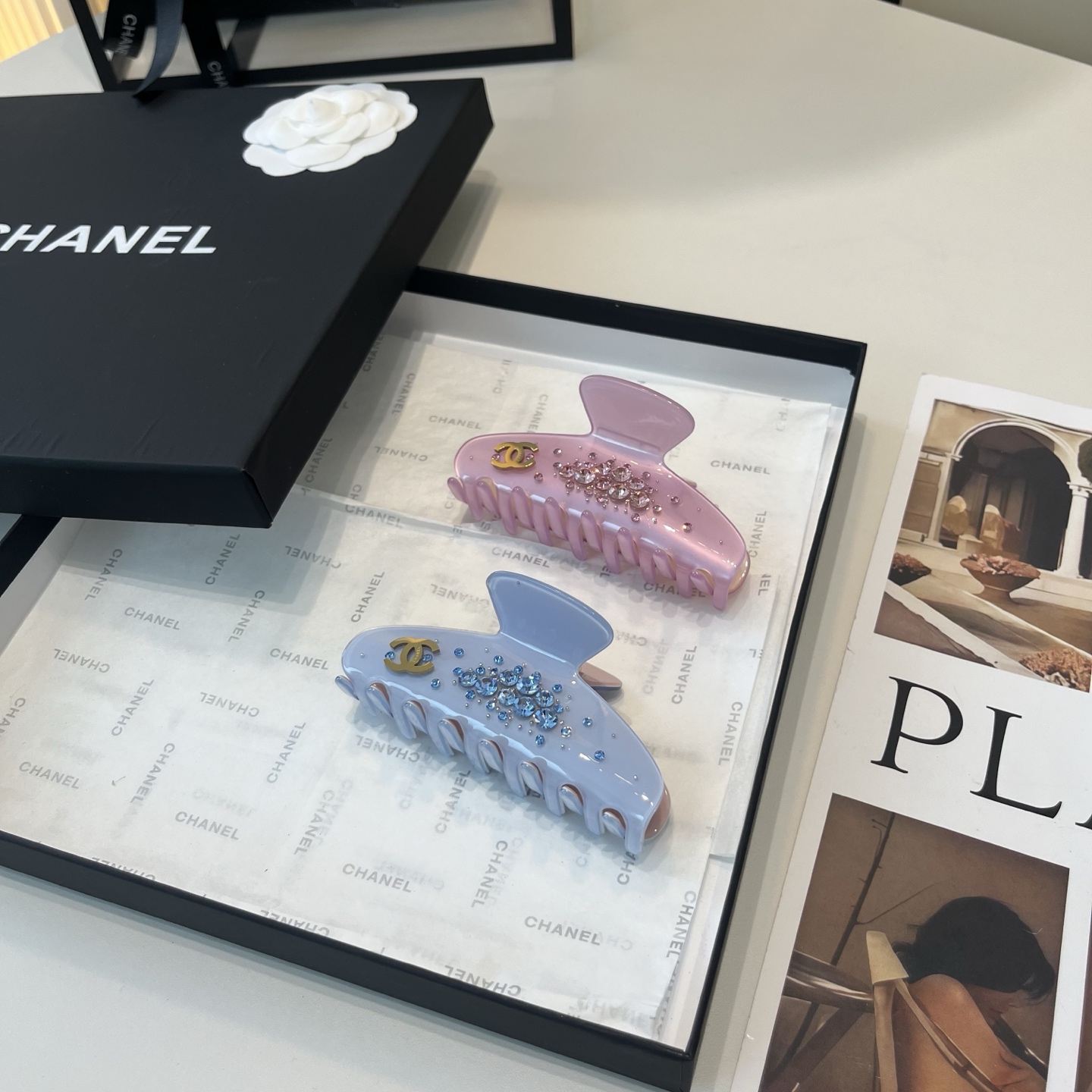 NO:854239,P Comes with a packaging box. Chanel's latest two-color fragrance gripper, super pretty!  Full of celebrity style, a must-have for little fairies...hairpins, hairpins, chanel, chanel, hairpins19860909P 配包装盒 Chanel (香奈儿)最新款双色小香抓夹,超级好看！名媛范儿十足,小仙女必备…发夹,发夹,chanel,chanel,hairpins,accessory