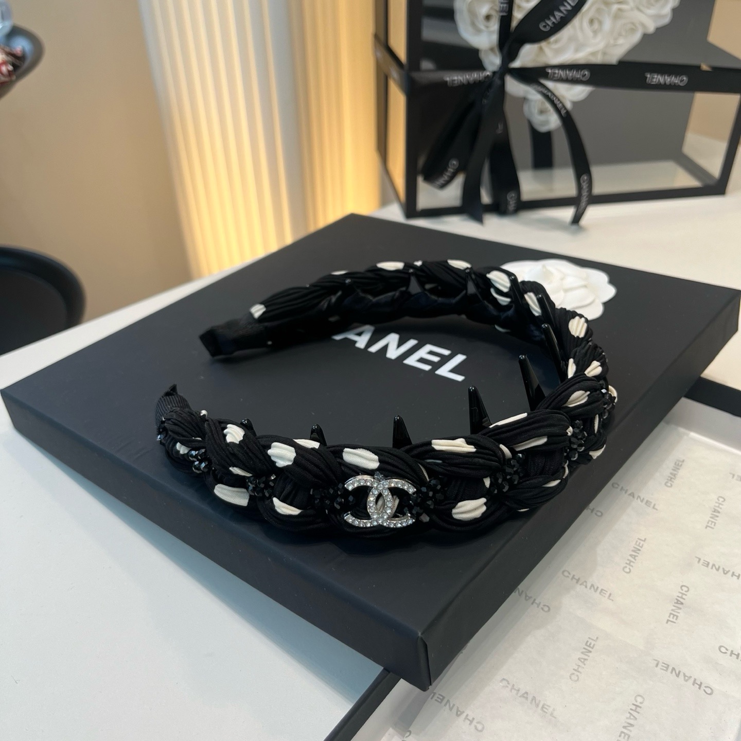 NO:941945,P Comes with a packaging box. Chanel’s latest small scented headband, super pretty!  Full of celebrity style, little fairies must have hairpins, hairpins, chanel, chanel, hairpins19860909P 配包装盒 Chanel (香奈儿)最新款小香发箍,超级好看！名媛范儿十足,小仙女必备发夹,发夹,chanel,chanel,hairpins,accessory