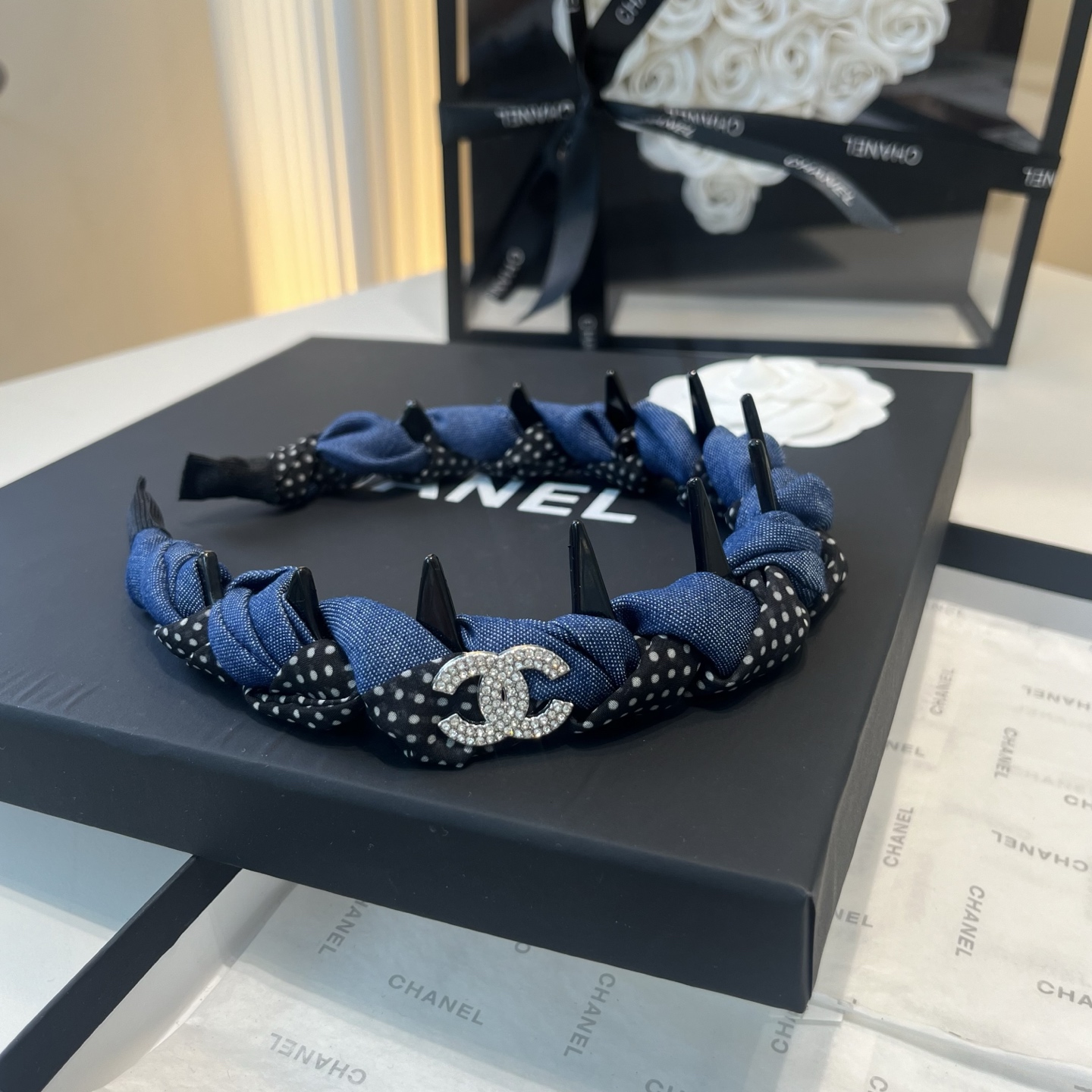 NO:941957,P Comes with a packaging box. Chanel’s latest small and popular headband, super pretty!  Full of celebrity style, a must-have for little fairies...hairpins, hairpins, chanel, chanel, hairpins19860909P 配包装盒 Chanel (香奈儿)最新款小香爆款发箍,超级好看！名媛范儿十足,小仙女必备…发夹,发夹,chanel,chanel,hairpins,accessory
