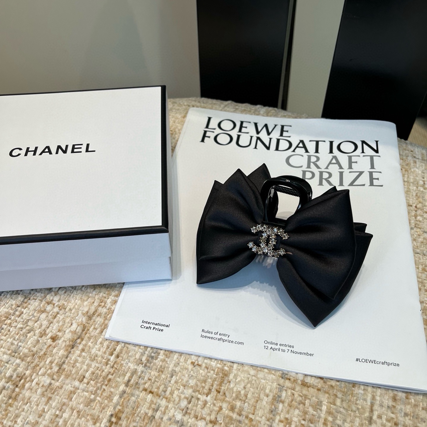 NO:942011,P Comes with a packaging box. Chanel's latest small fragrance grabber, super pretty!  Full of celebrity style, a must-have for little fairies...hairpins, hairpins, chanel, chanel, hairpins19860909P 配包装盒 Chanel (香奈儿)最新款小香爆款抓夹,超级好看！名媛范儿十足,小仙女必备…发夹,发夹,chanel,chanel,hairpins,accessory