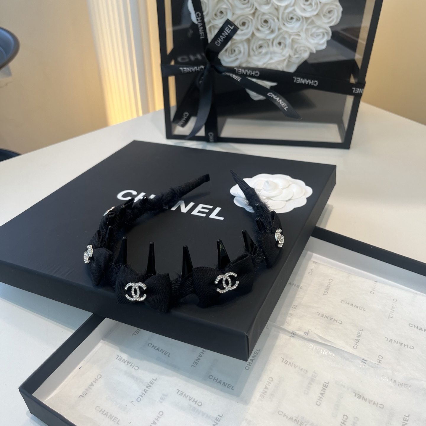 NO:941993,P Comes with a packaging box. Chanel’s latest small scented headband, super pretty!  Full of celebrity style, a must-have for little fairies...hairpins, hairpins, chanel, chanel, hairpins19860909P 配包装盒 Chanel (香奈儿)最新款小香发箍,超级好看！名媛范儿十足,小仙女必备…发夹,发夹,chanel,chanel,hairpins,accessory